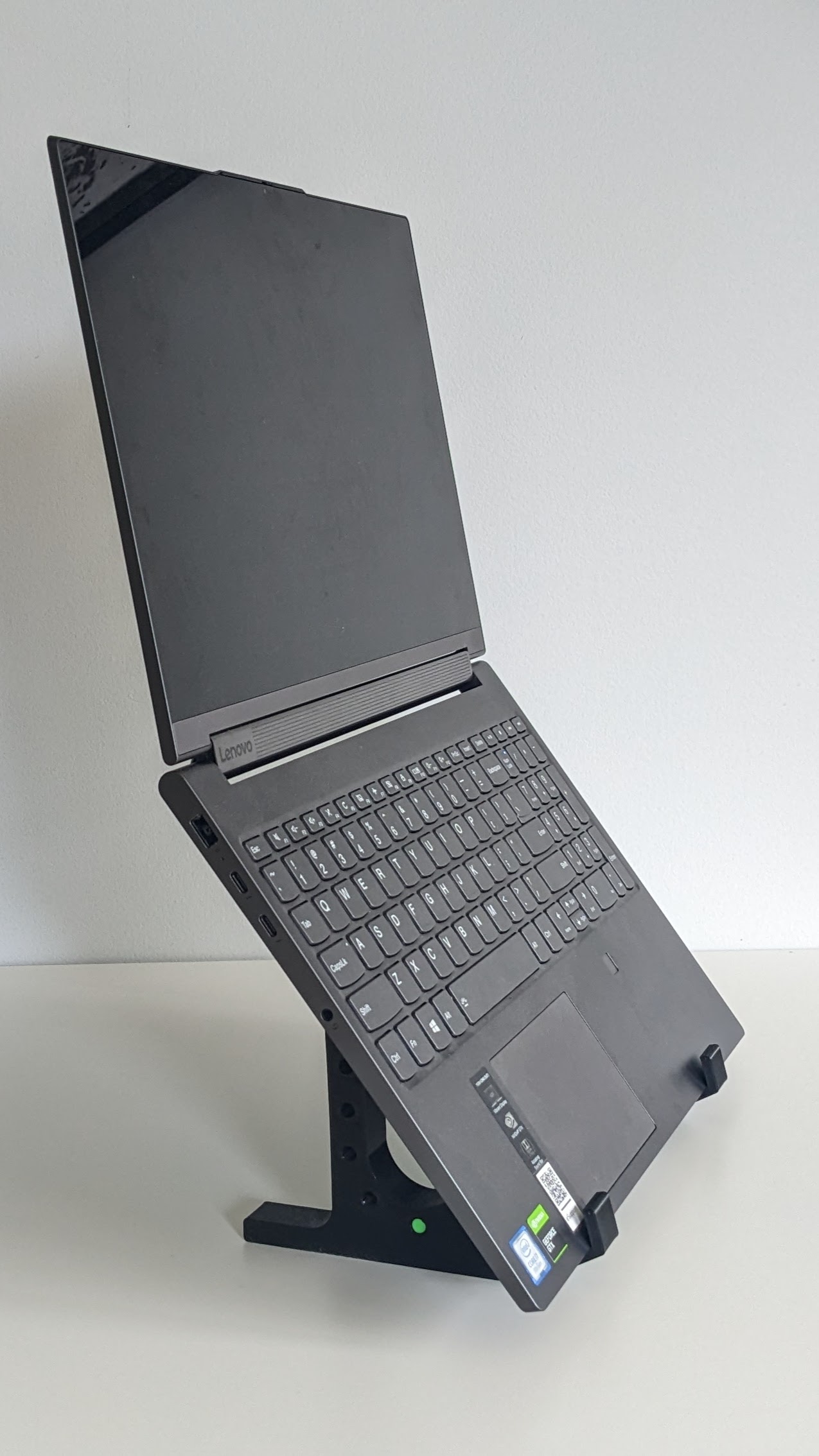 Miniatura 2 do modelo 3D Vertical laptop stand