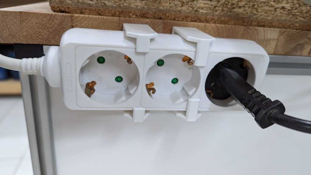 Modulare Steckdosenhalterung / Modular Power Strip Holder