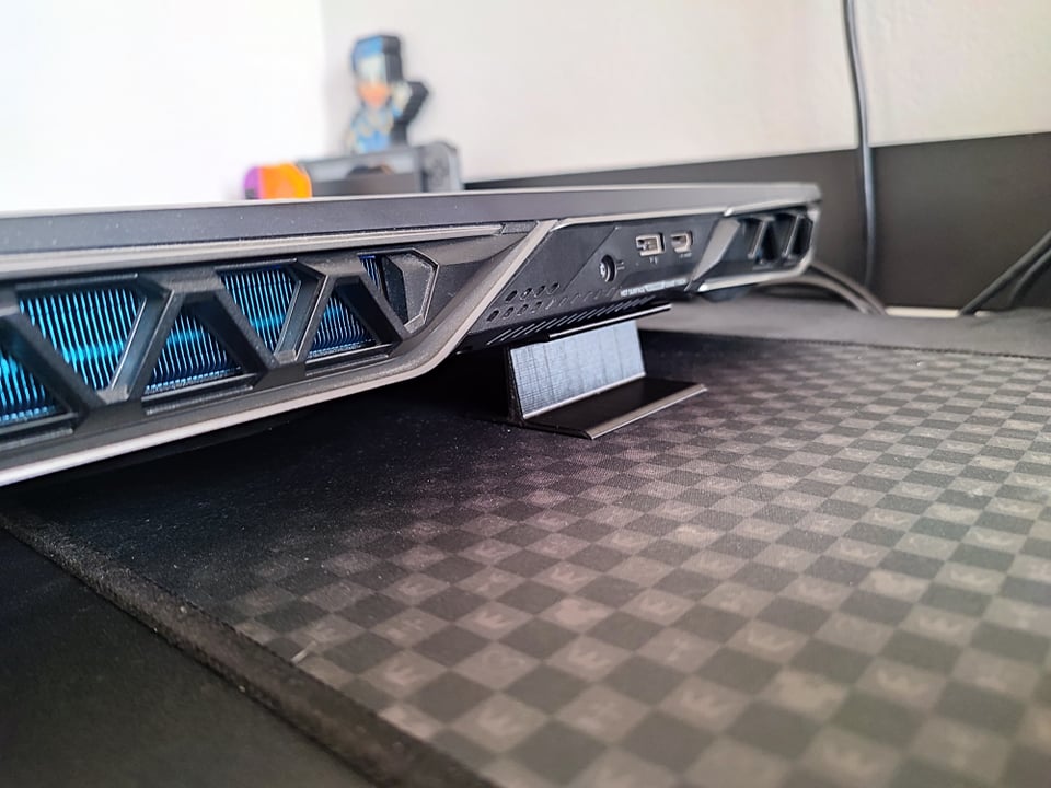 very-simple-laptop-stand-riser-by-print-me-maybe-download-free-stl