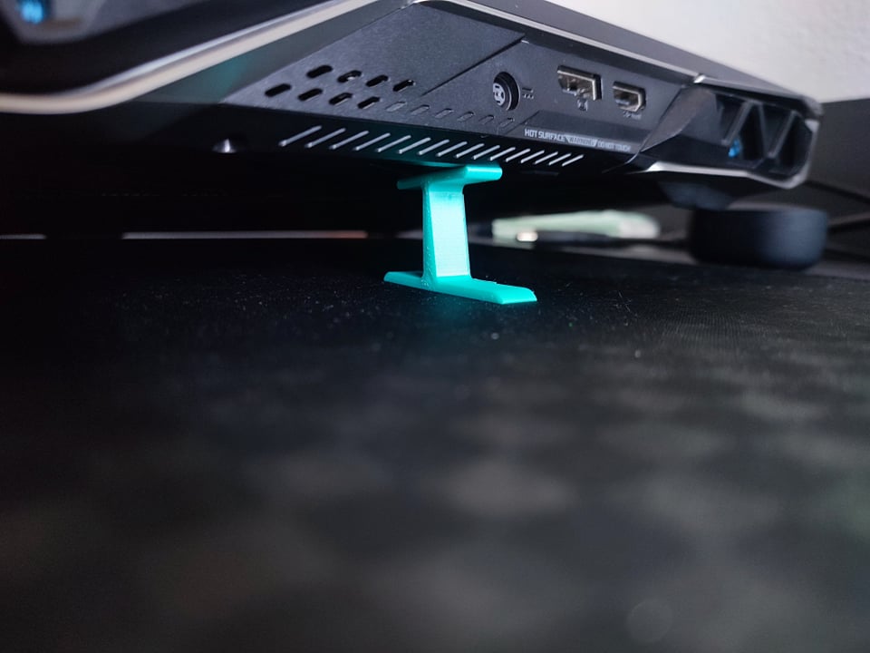 very-simple-laptop-stand-riser-by-print-me-maybe-download-free-stl
