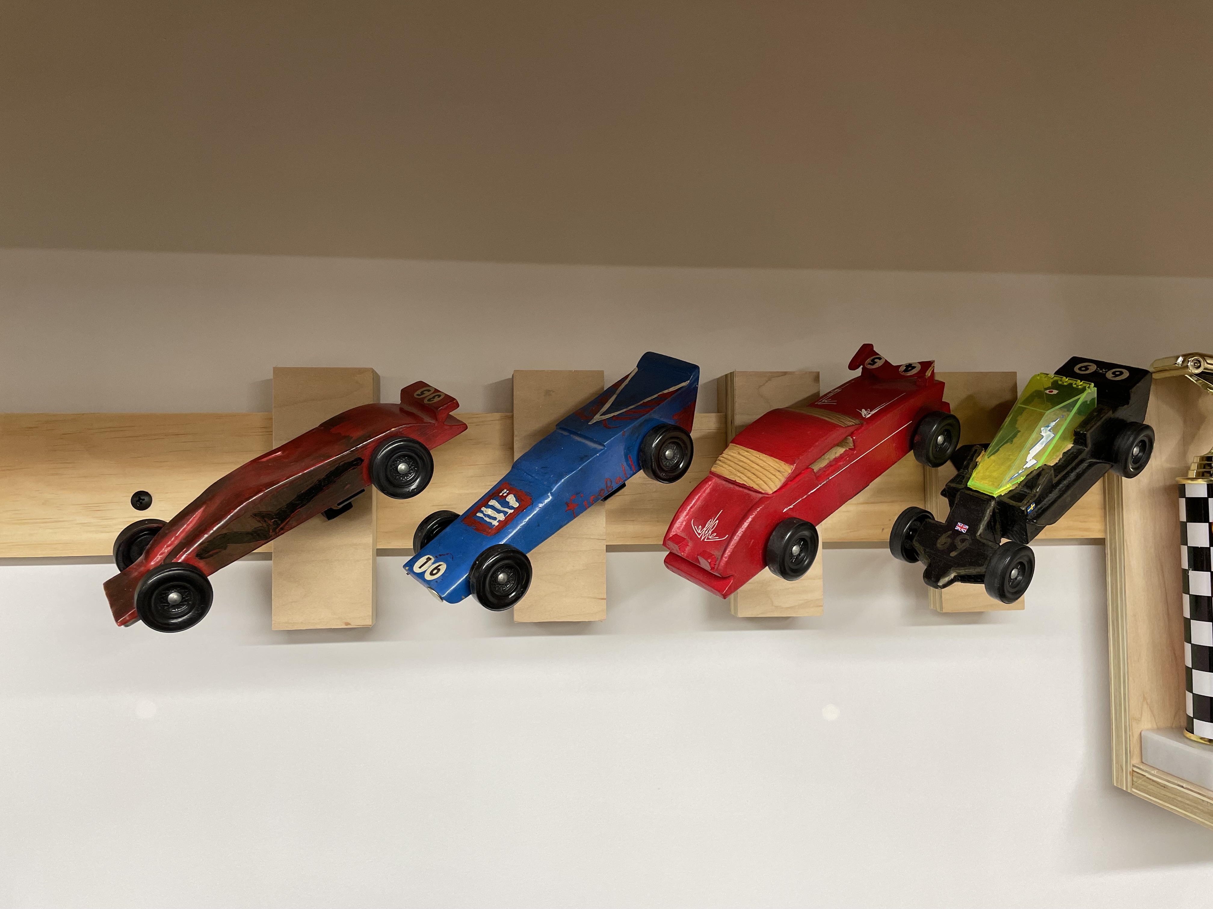 Pinewood Derby Wall Mount Hanger by Vincent, Download free STL model