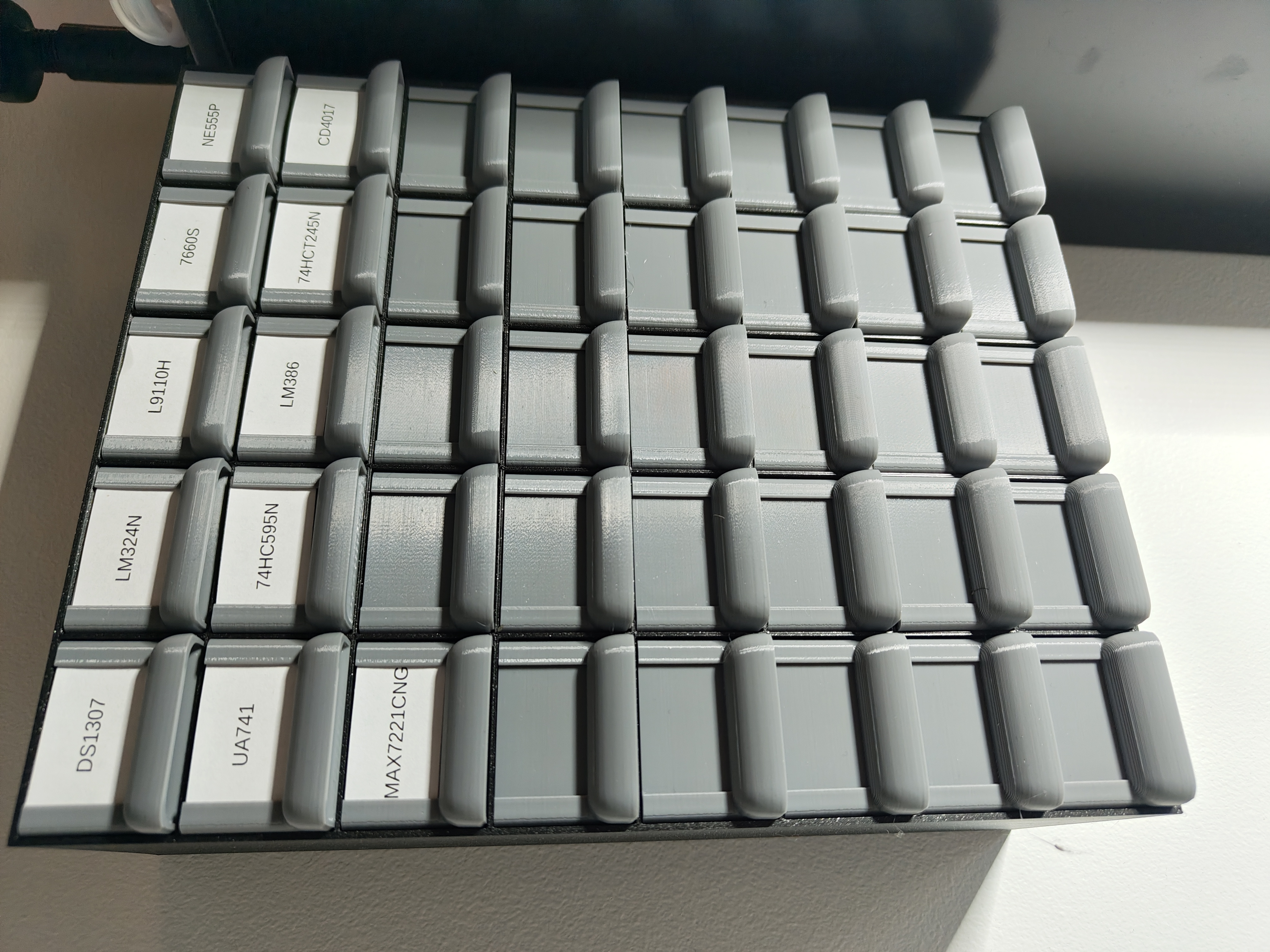 Electronics organizer with trays (wall mountable)