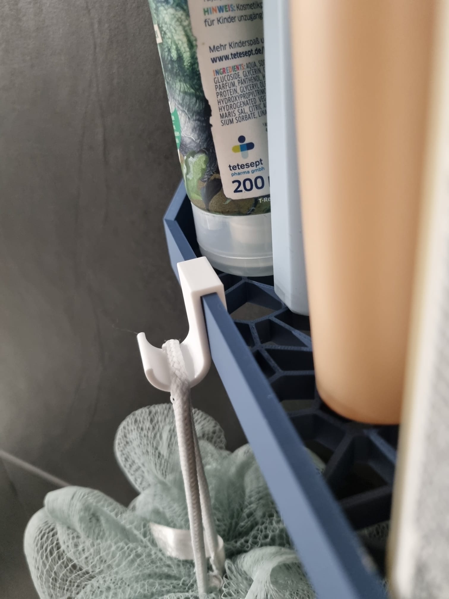 Miniatura 2 do modelo 3D Simple hook for corner shower shelf
