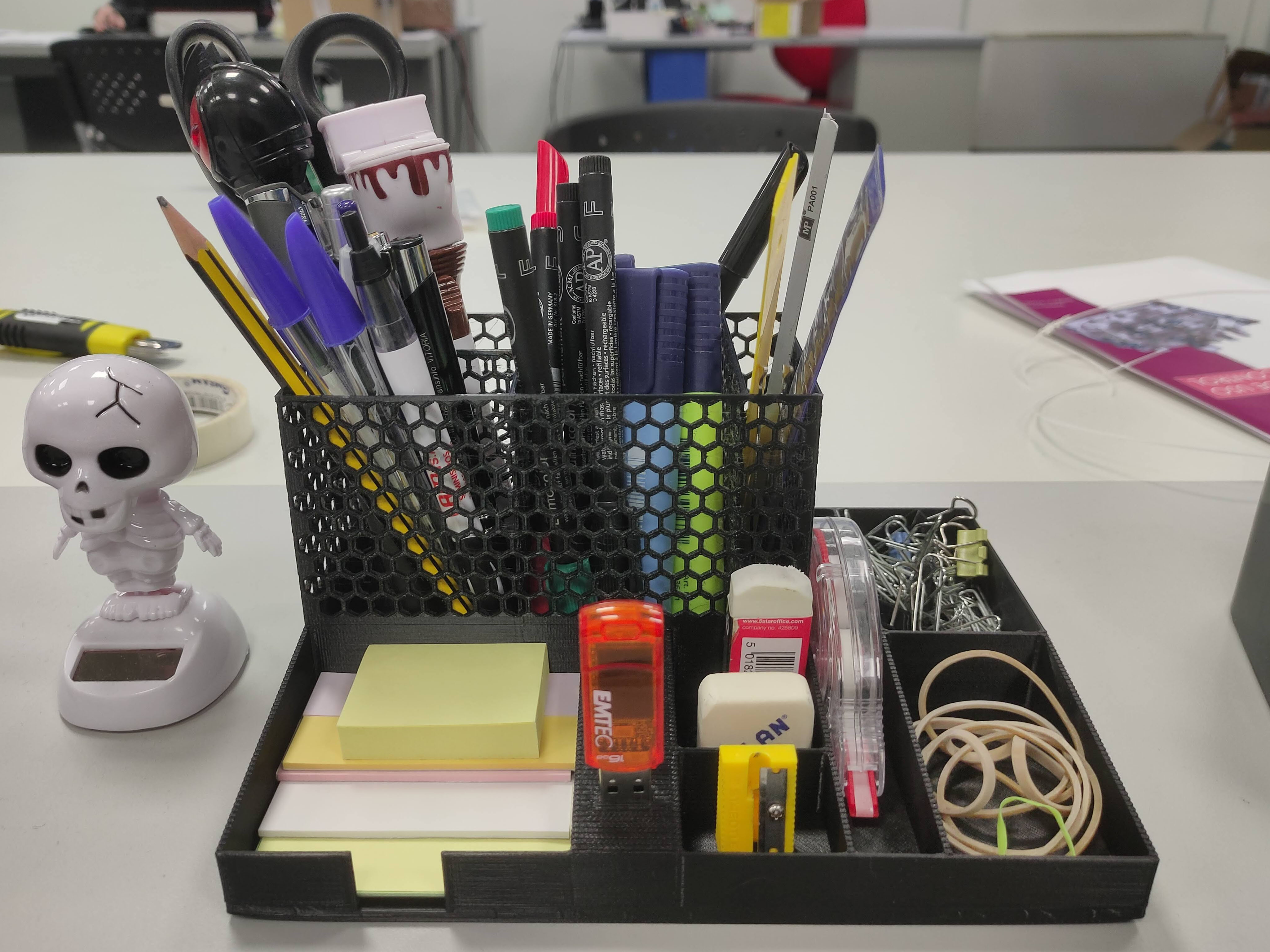 Desk pen holder
