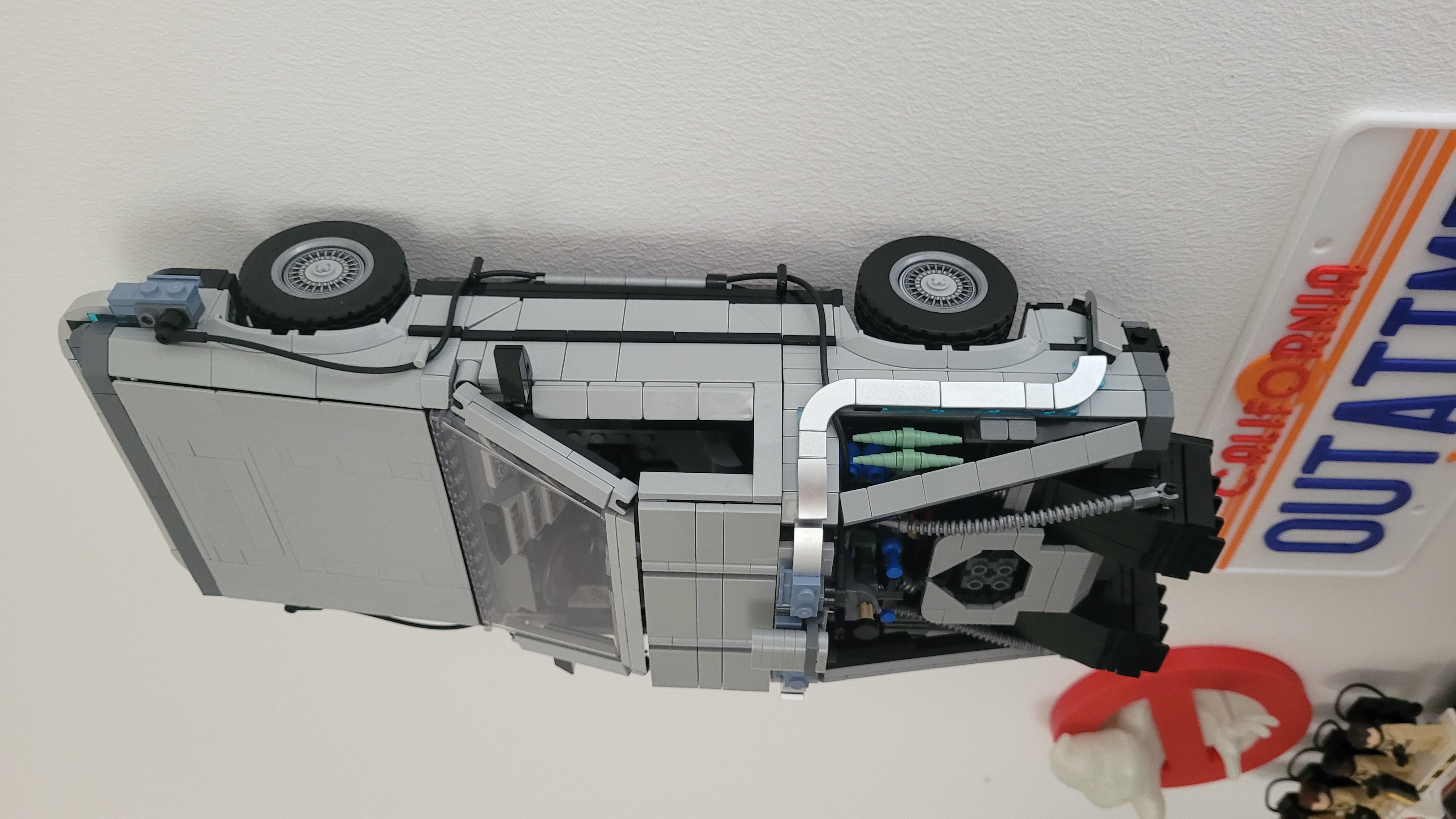 Lego DeLorean (2022) 21103 wall mount