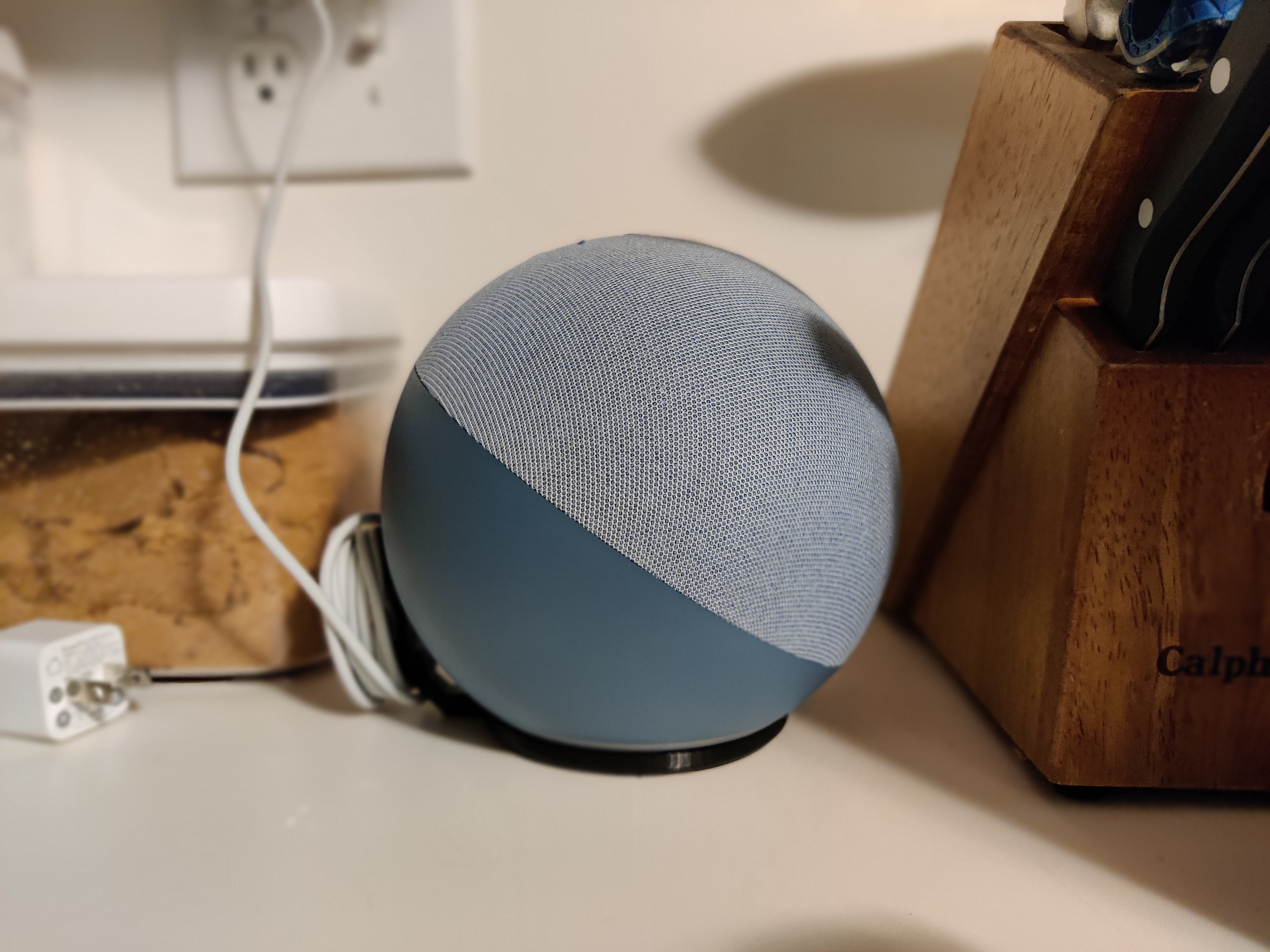 Miniatura 2 do modelo 3D Amazon Echo 4 Base w/Cable Wrap