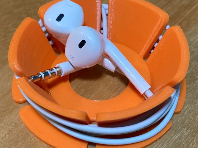 Flower earphone cable holder