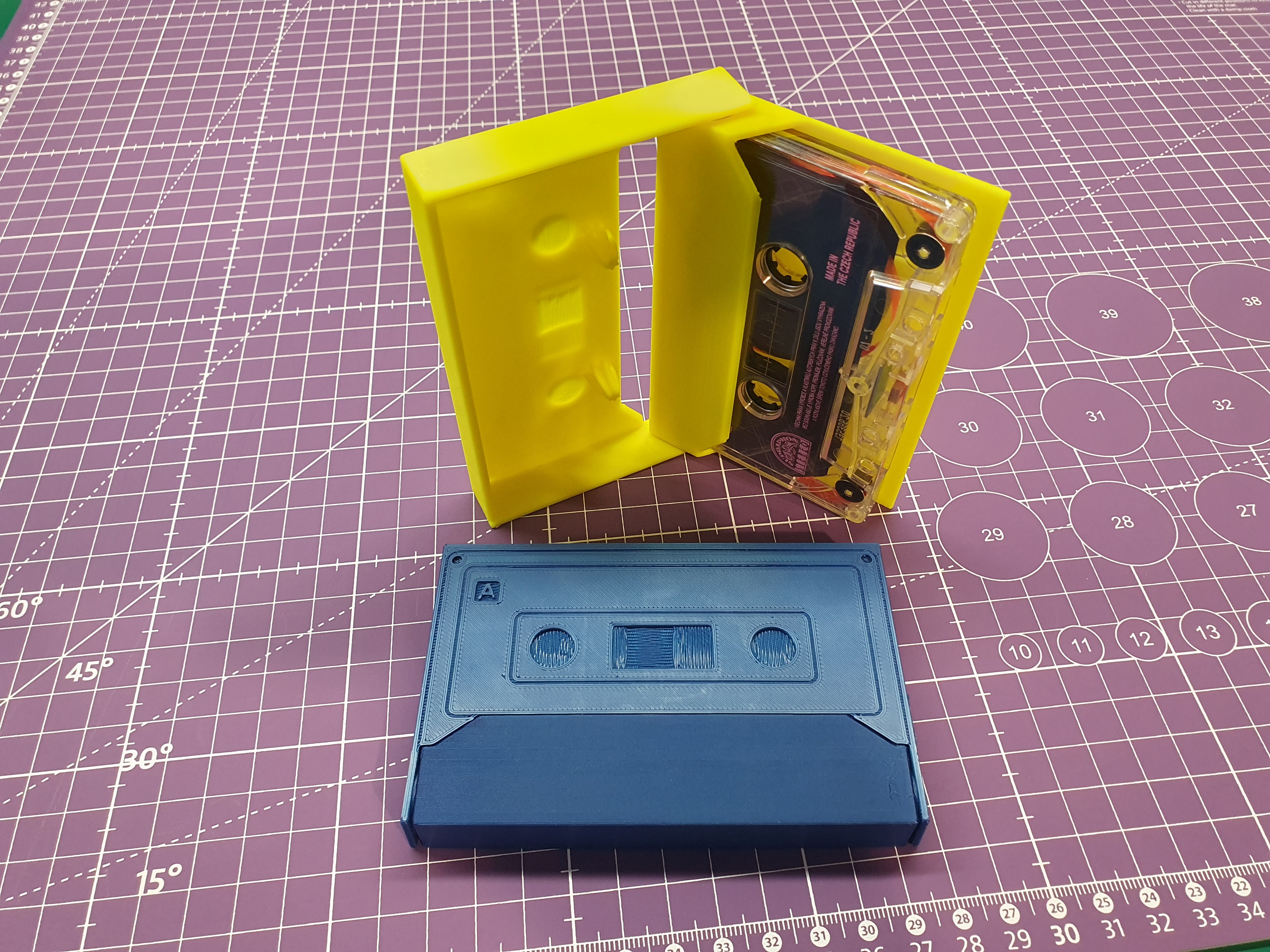 Inverted cassette box for storing cassette