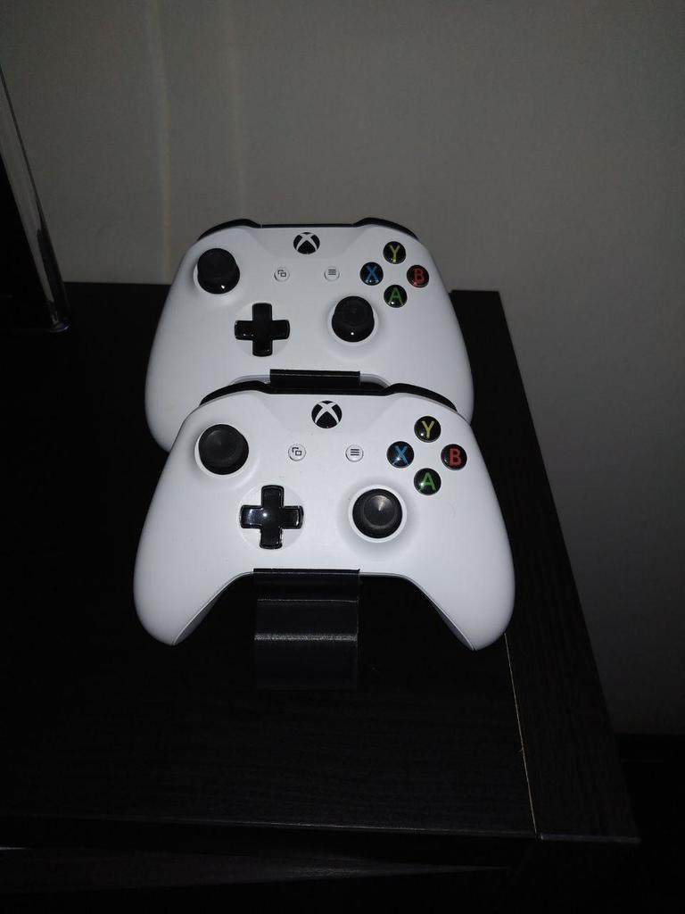 Miniatura 2 do modelo 3D 2 xbox one controller stand