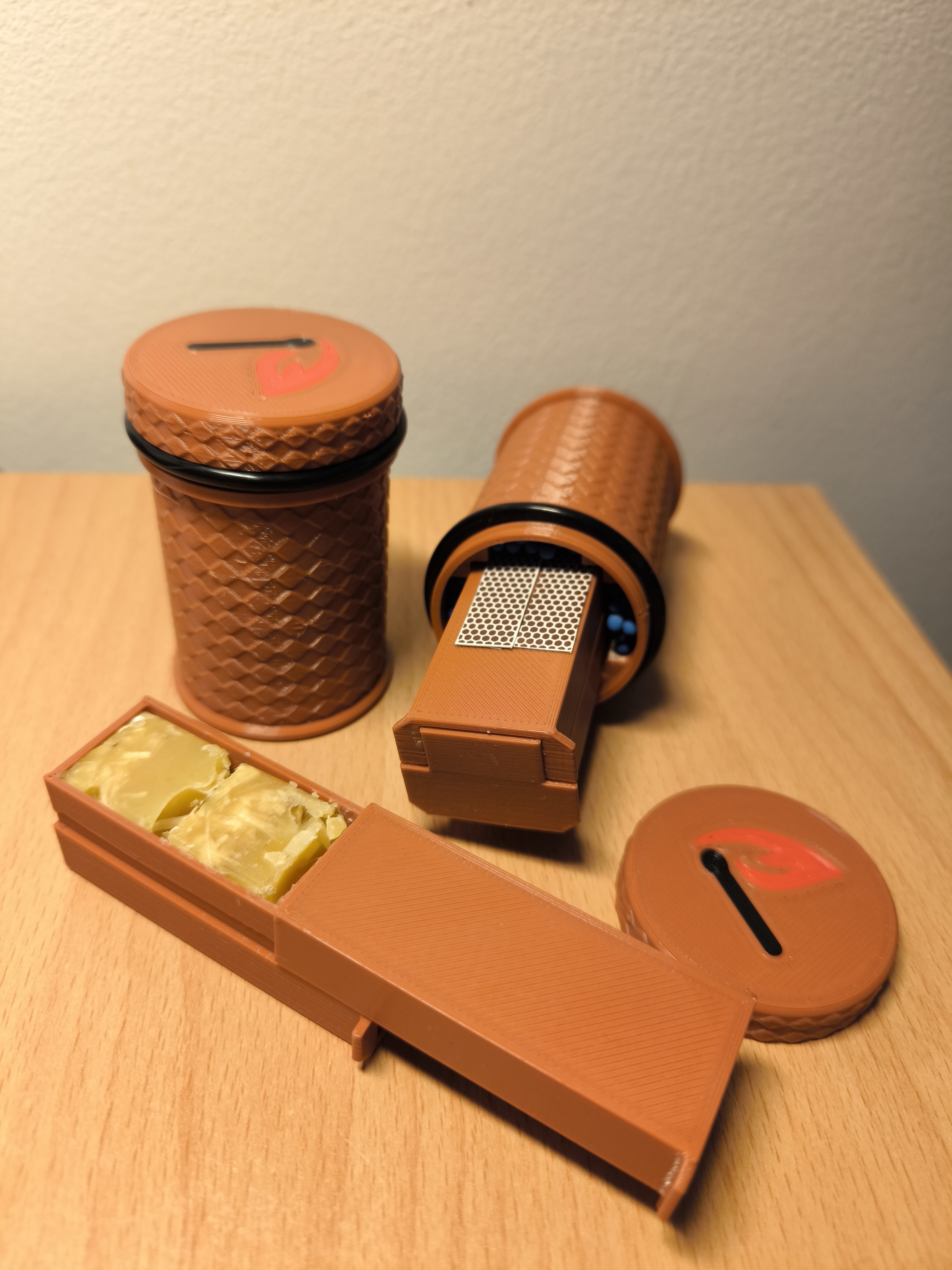 Waterproof box for fire starter with matches - Vodotěsná krabička na podpalovače se sirkami