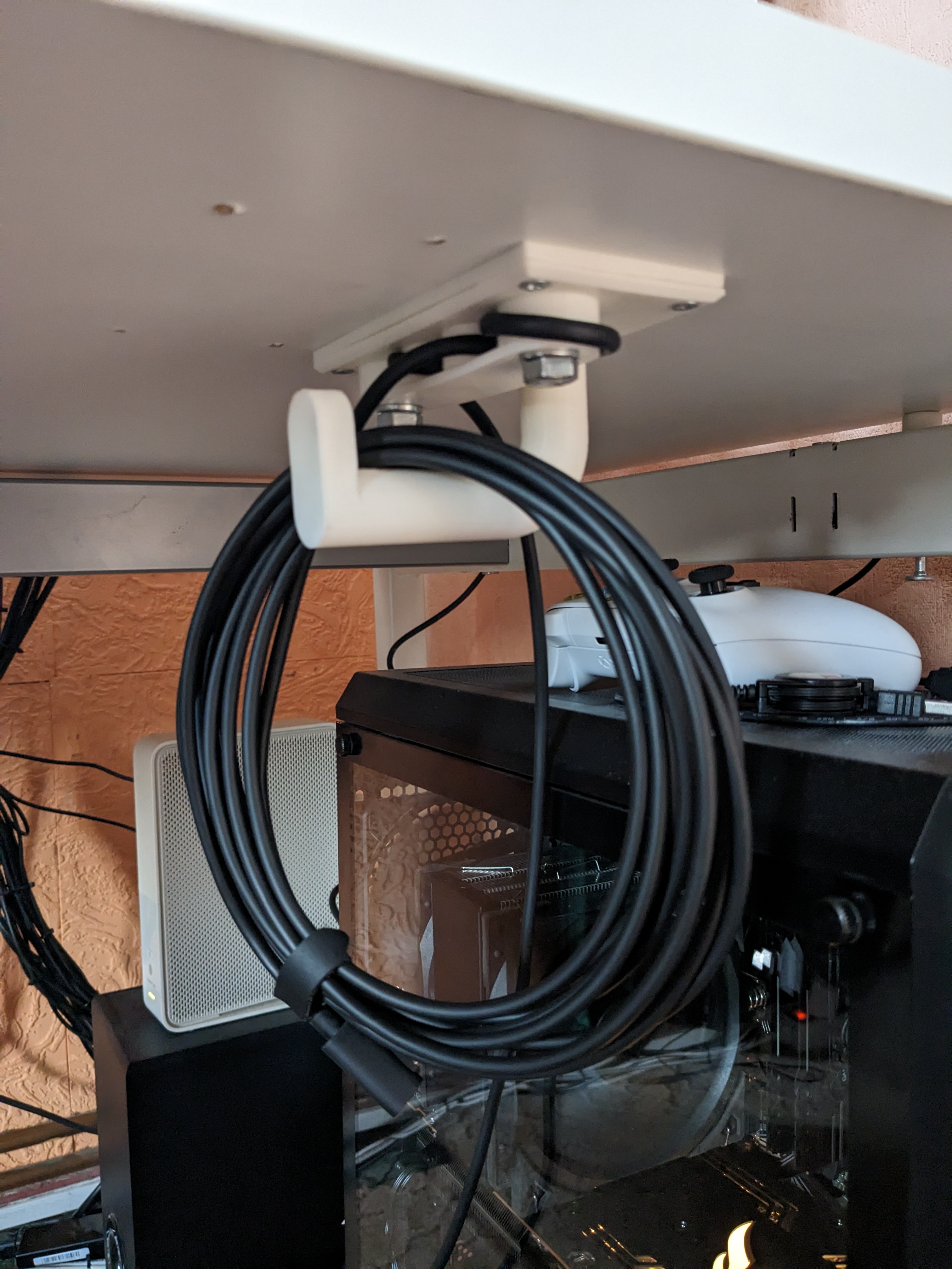 VR cable desk hook / storage / port protector