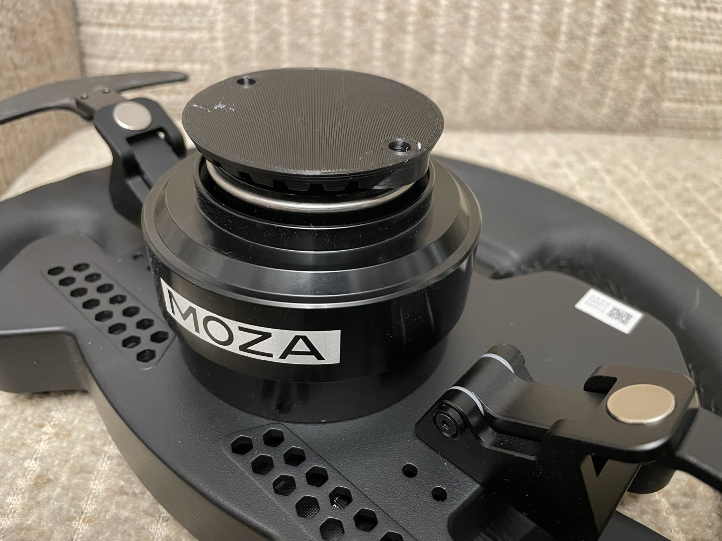 MOZA R9 Wheel dust cover and wheel wall quick release stand by pointer4