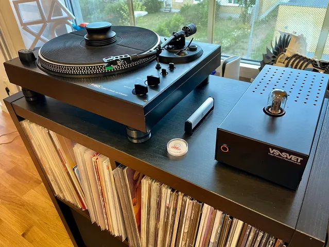 Adjustable turntable feet