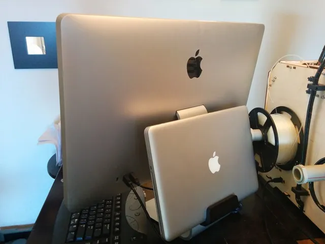 Macbook mount for Apple Display