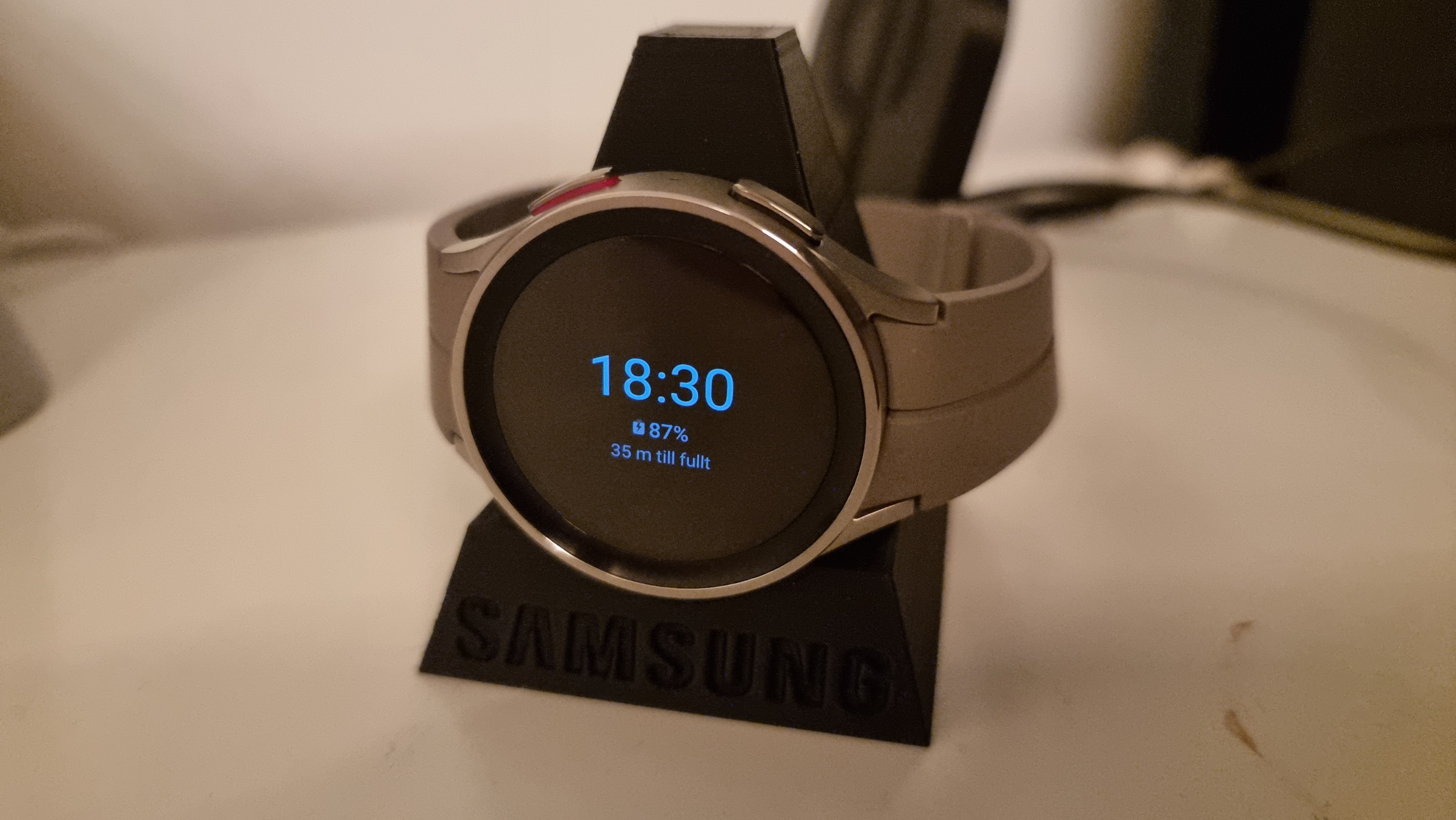 SAMSUNG Watch 5 PRO charging stand