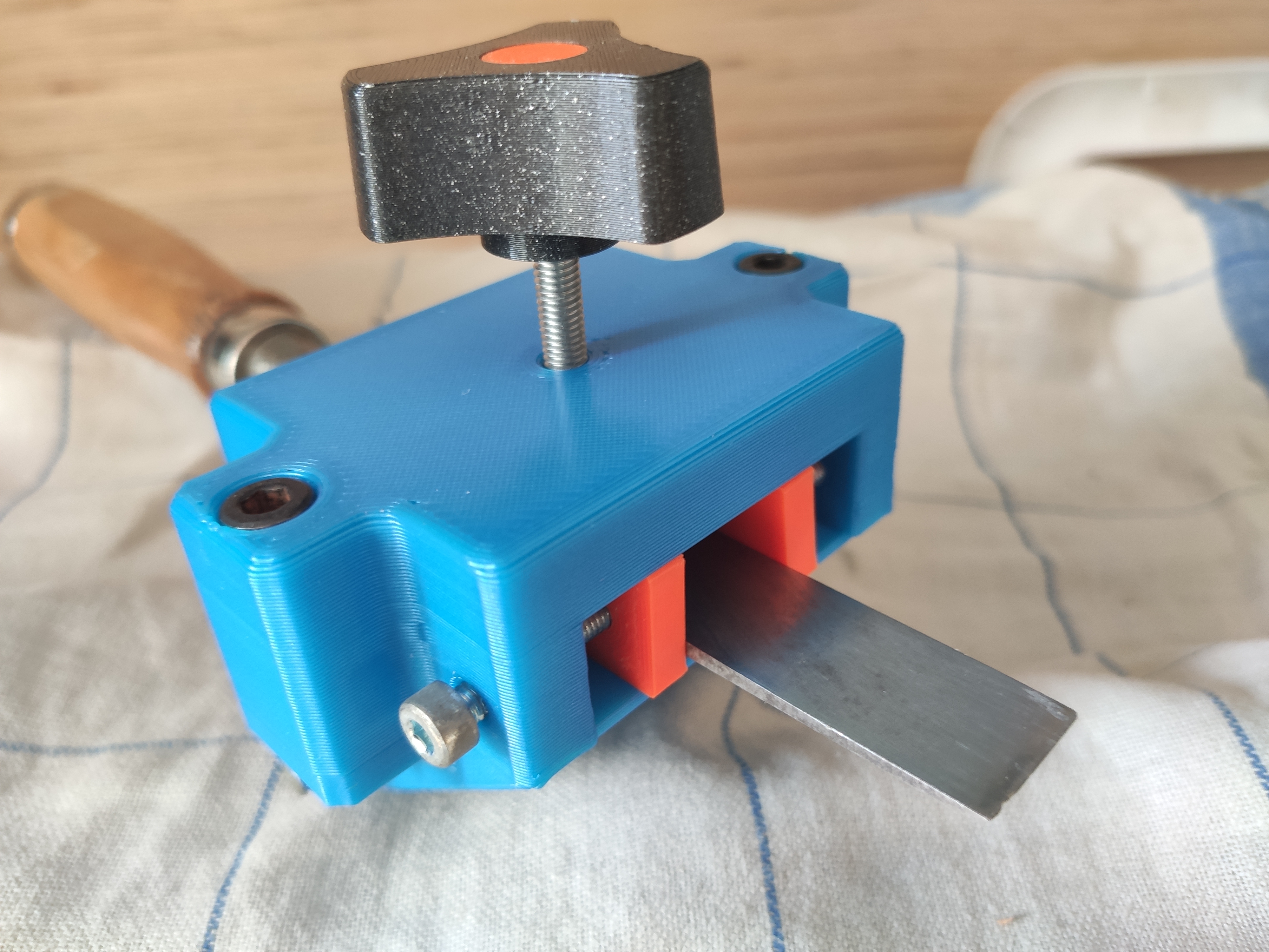 Adjustable chisel width upgrade for wood chisel sharpening guide