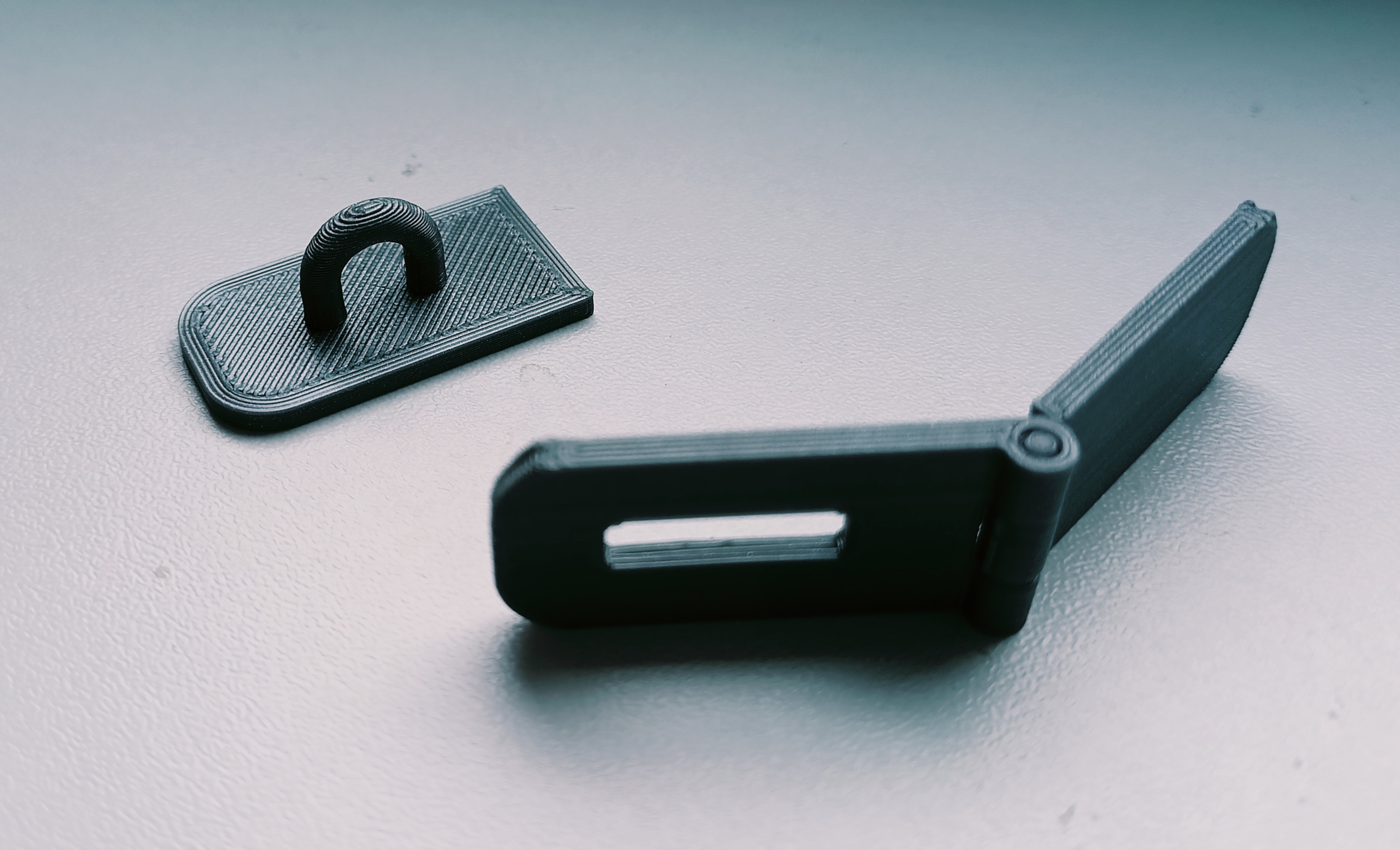Small latch hinge