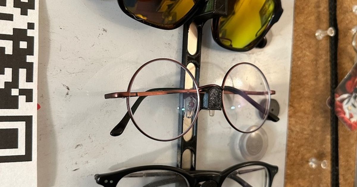 magnet-mounted-glasses-rack-by-william-petruzzo-download-free-stl