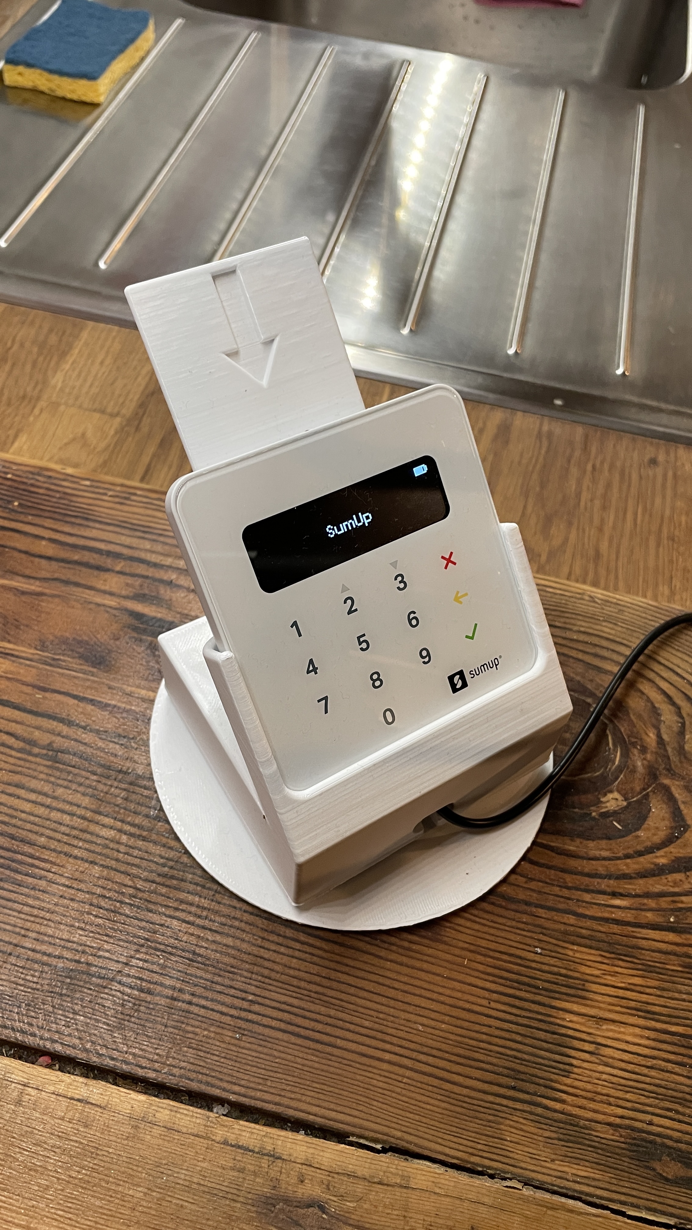 Rotating SumUp stand with arrow
