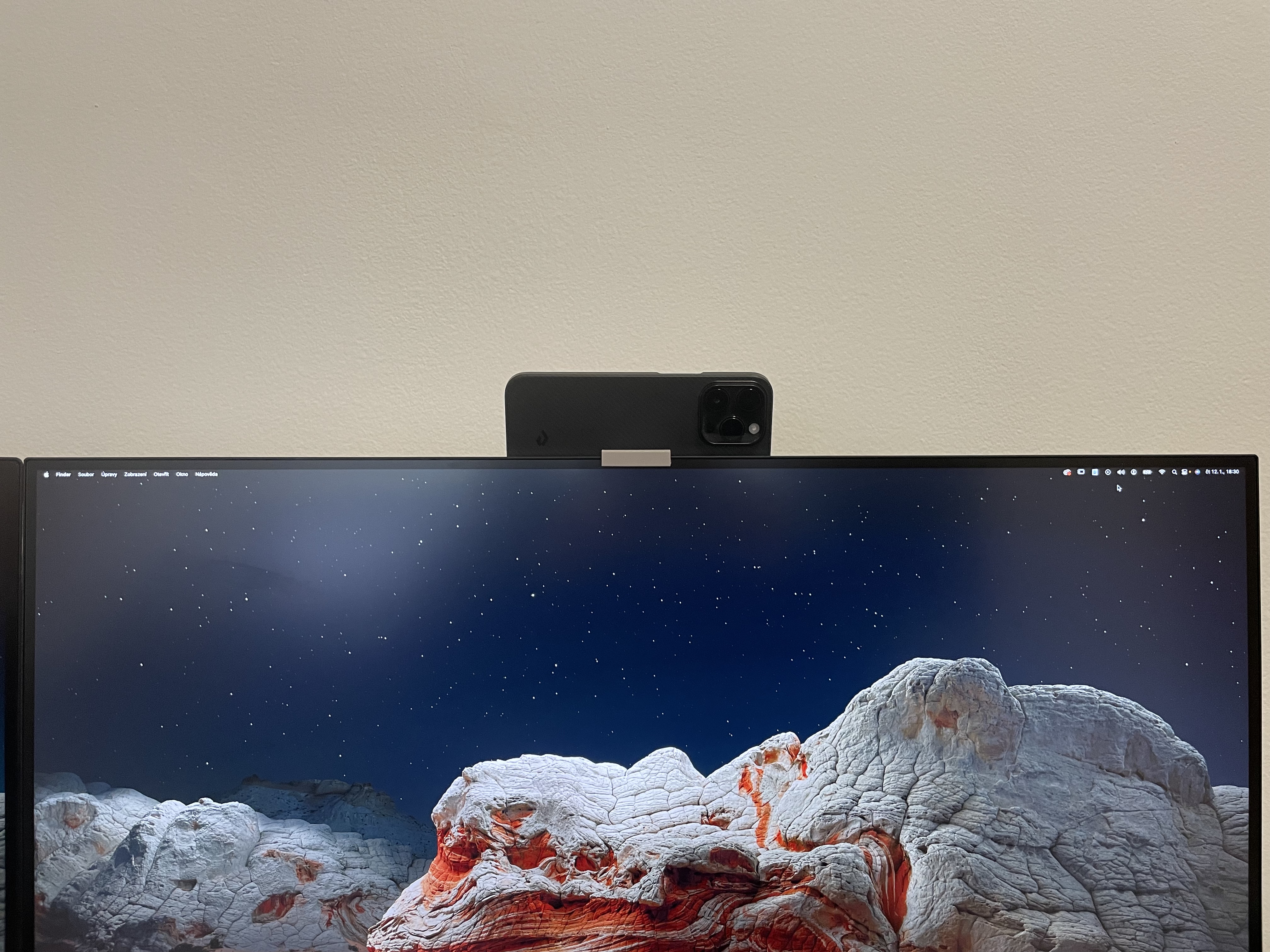 Apple iPhone continuity camera mobile holder for Dell monitor