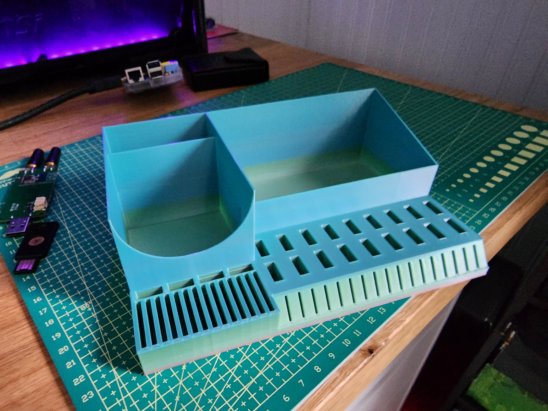 Miniatura 5 do modelo 3D Basic Desktop Organizer