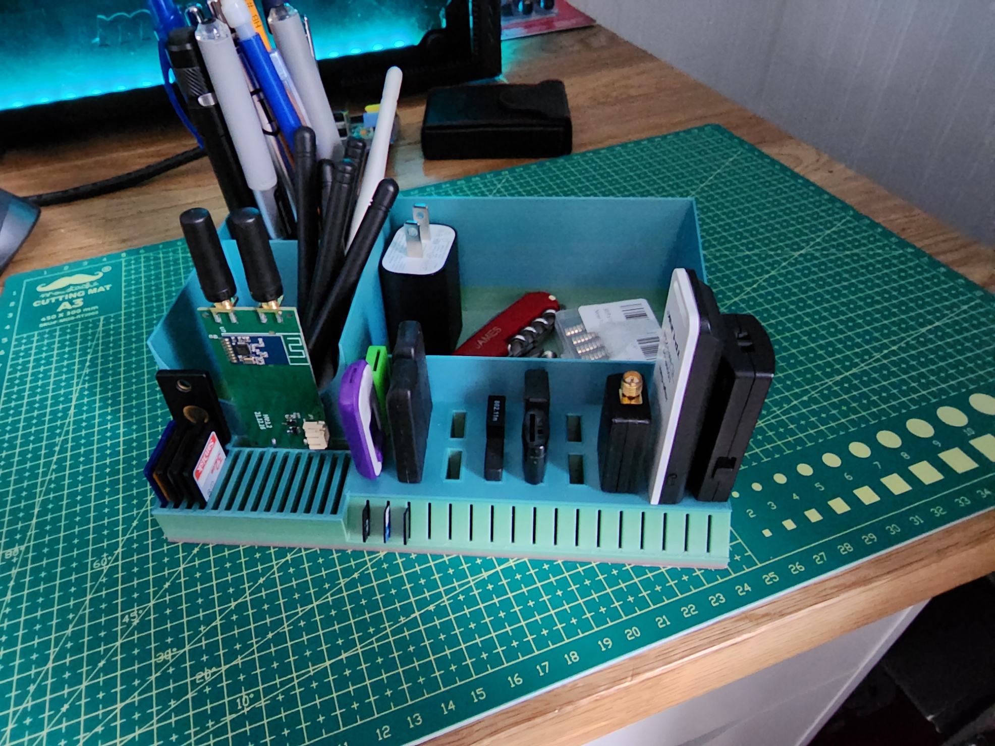 Miniatura 4 do modelo 3D Basic Desktop Organizer
