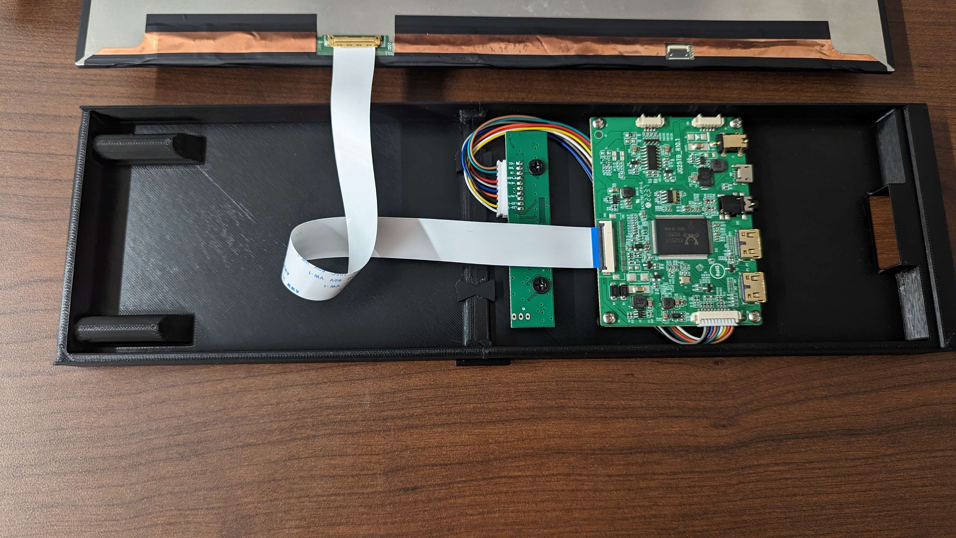 Hyte Y60 LCD Cover by Rojo Download free STL model