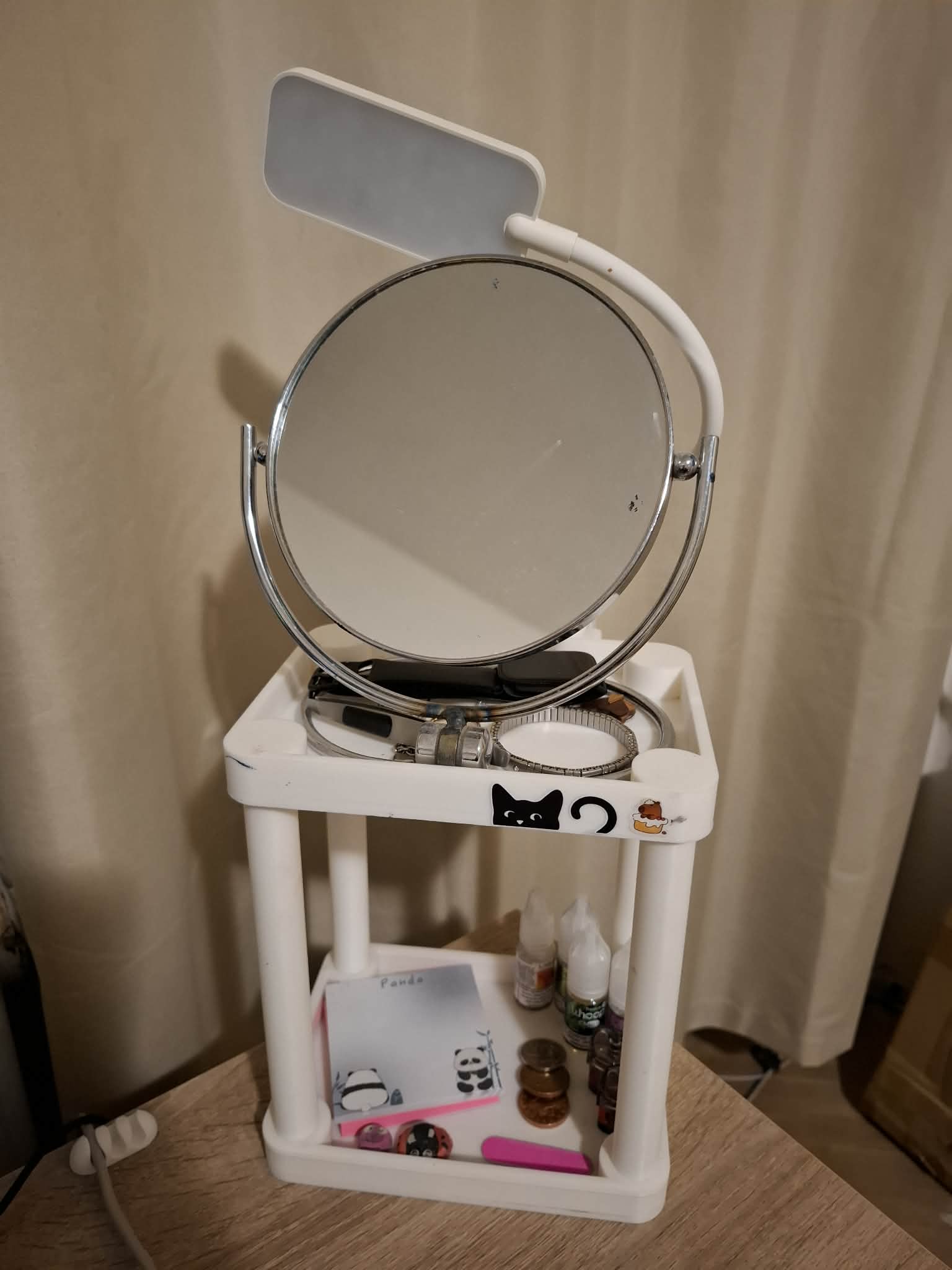 Cosmetic shelf