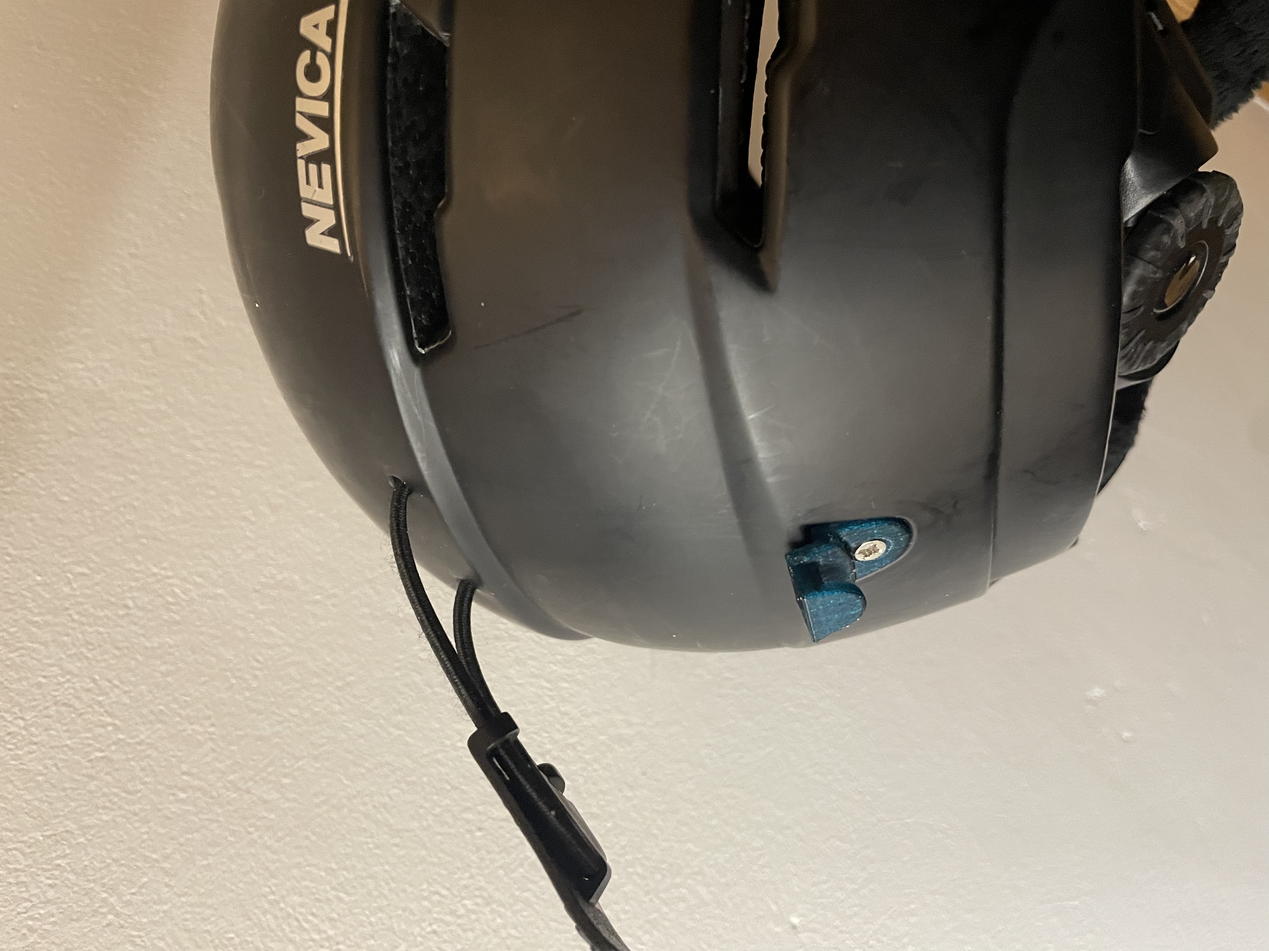 Ski helmet hook / Háček na lyžařské helmě