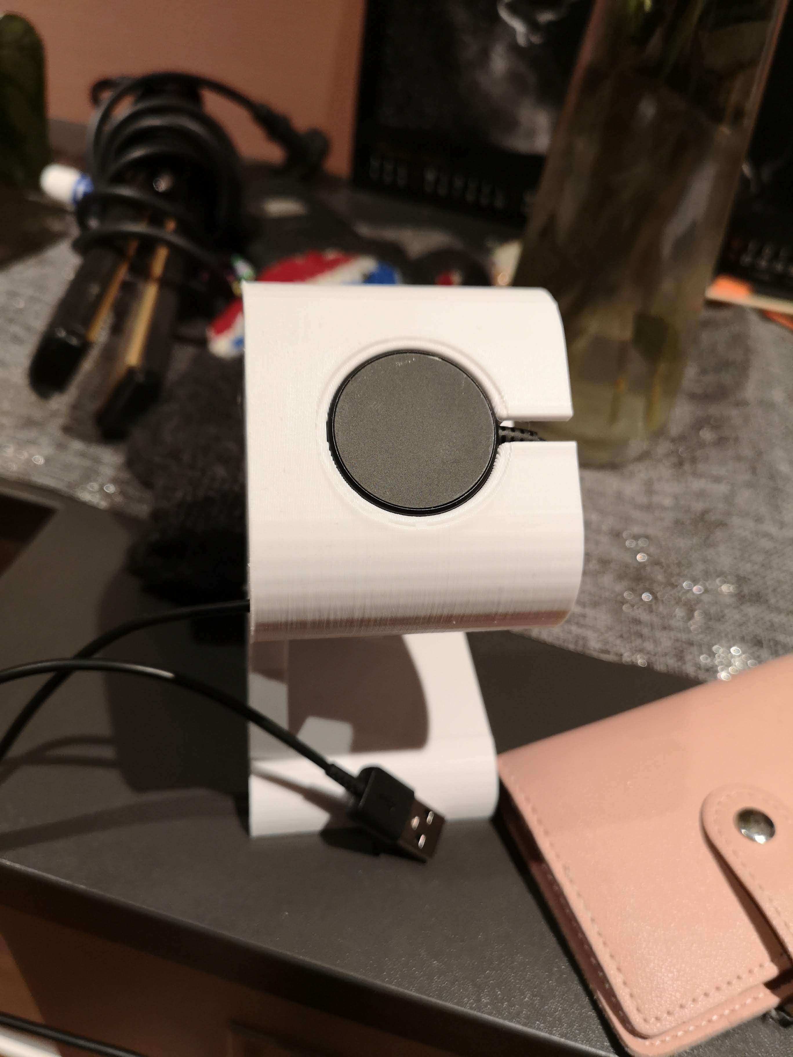 Watch stand with cut-out for wireless charger (Samsung Galaxy Watch 4 42mm)