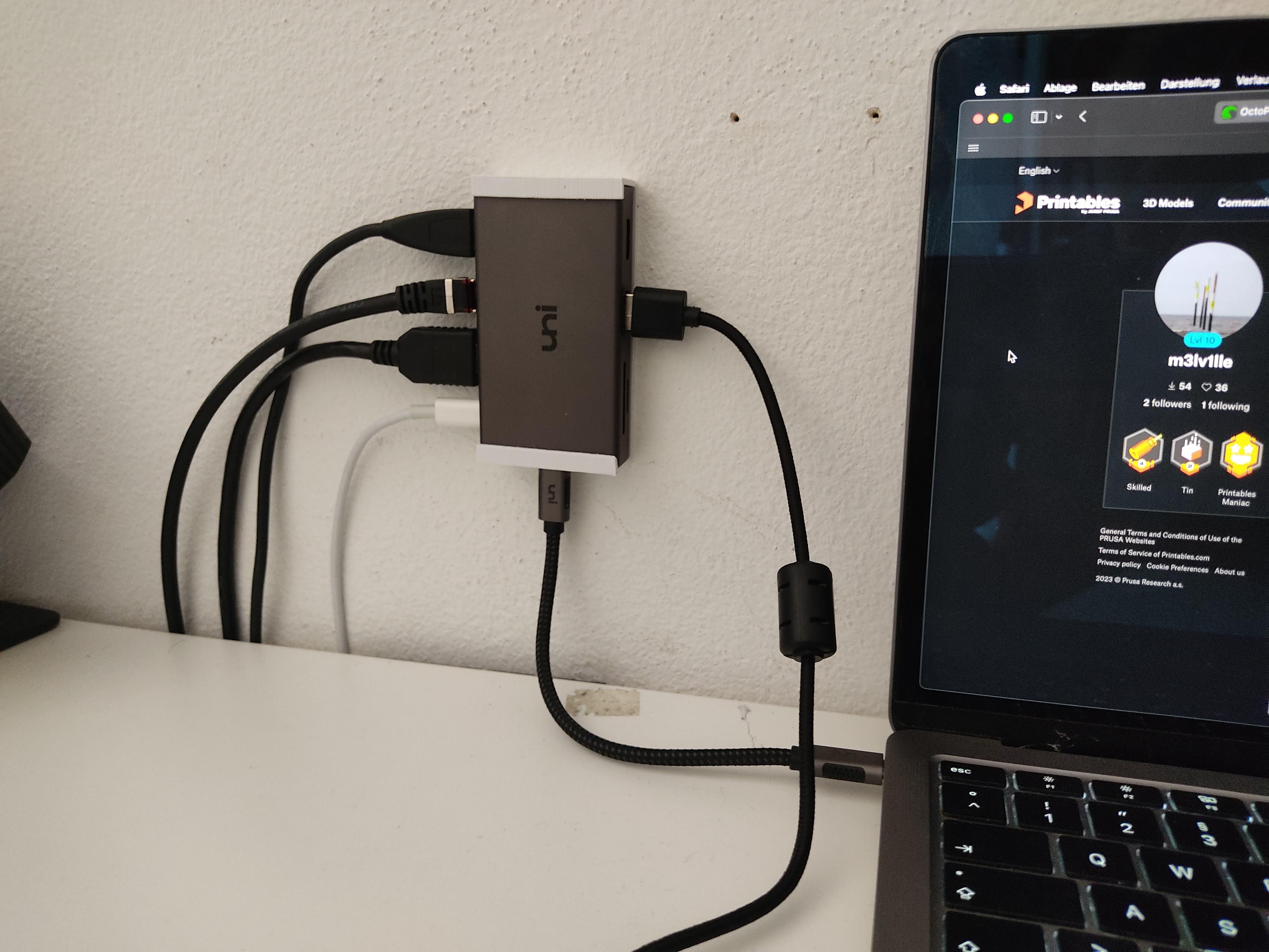 Wallmount UNI USB-C 8 in 1 Hub
