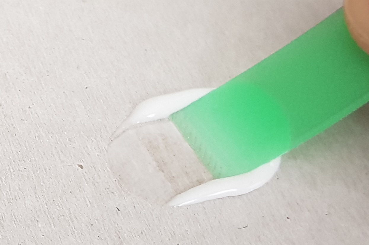 Single-use glue spreader