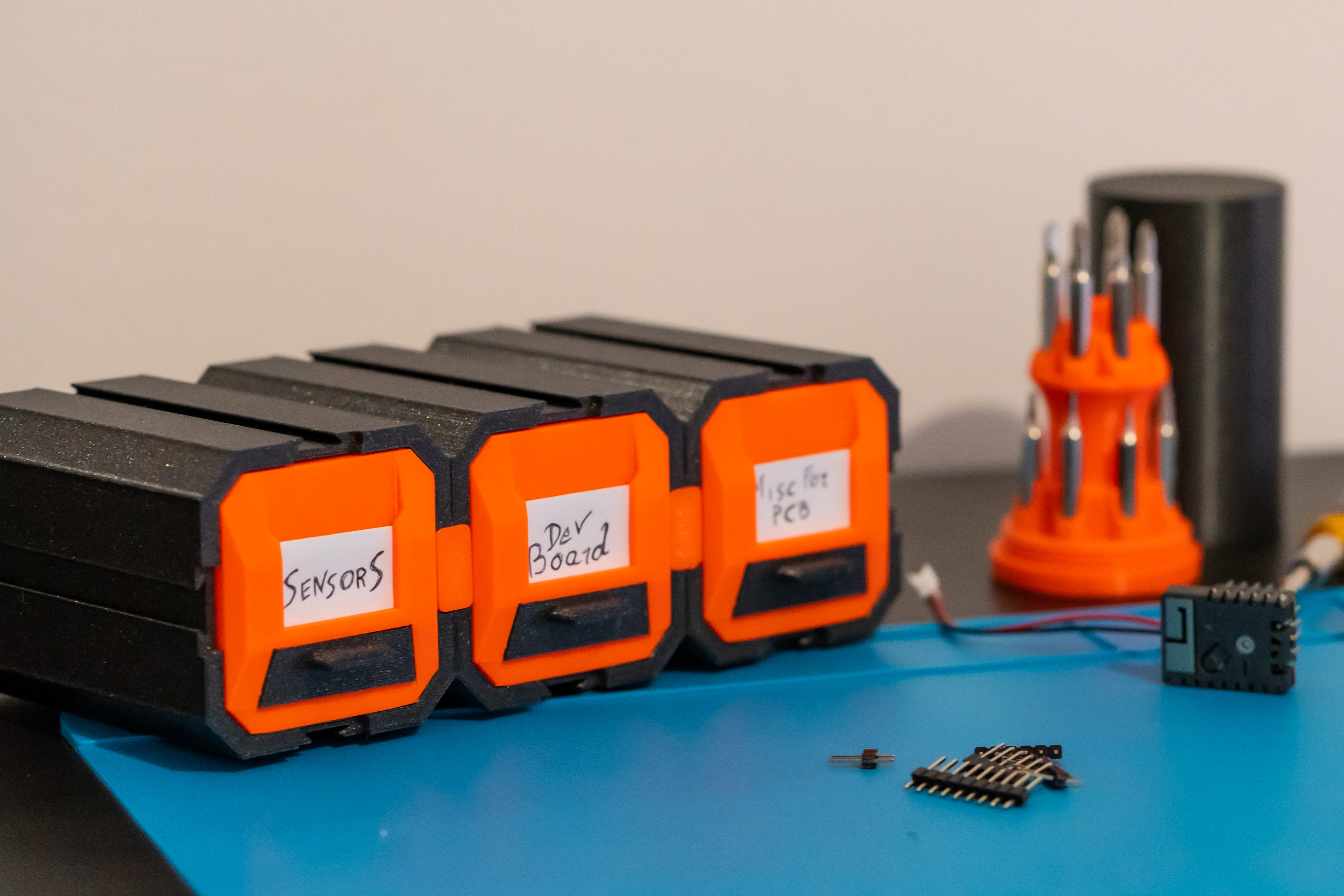 Miniatura 4 do modelo 3D Stackable drawers for electronics components and small parts