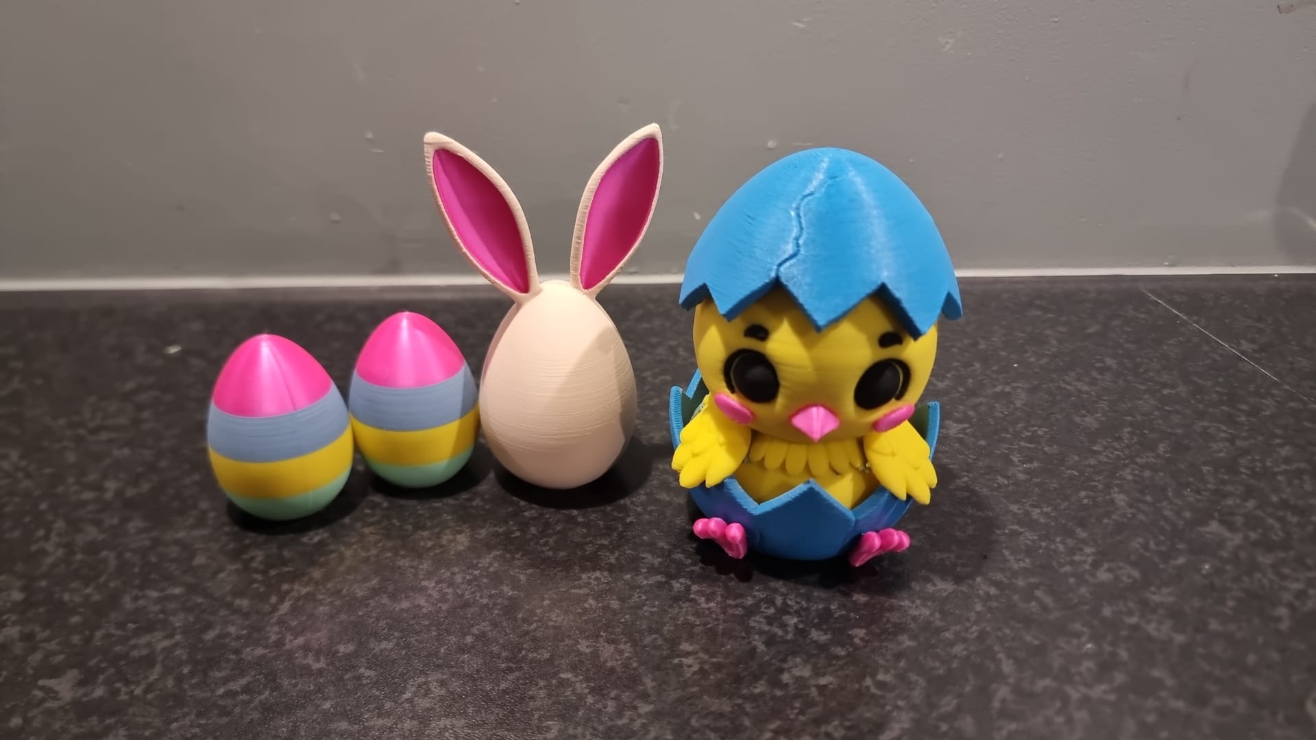 Miniatura 3 do modelo 3D Spring Chick Surprise Easter basket