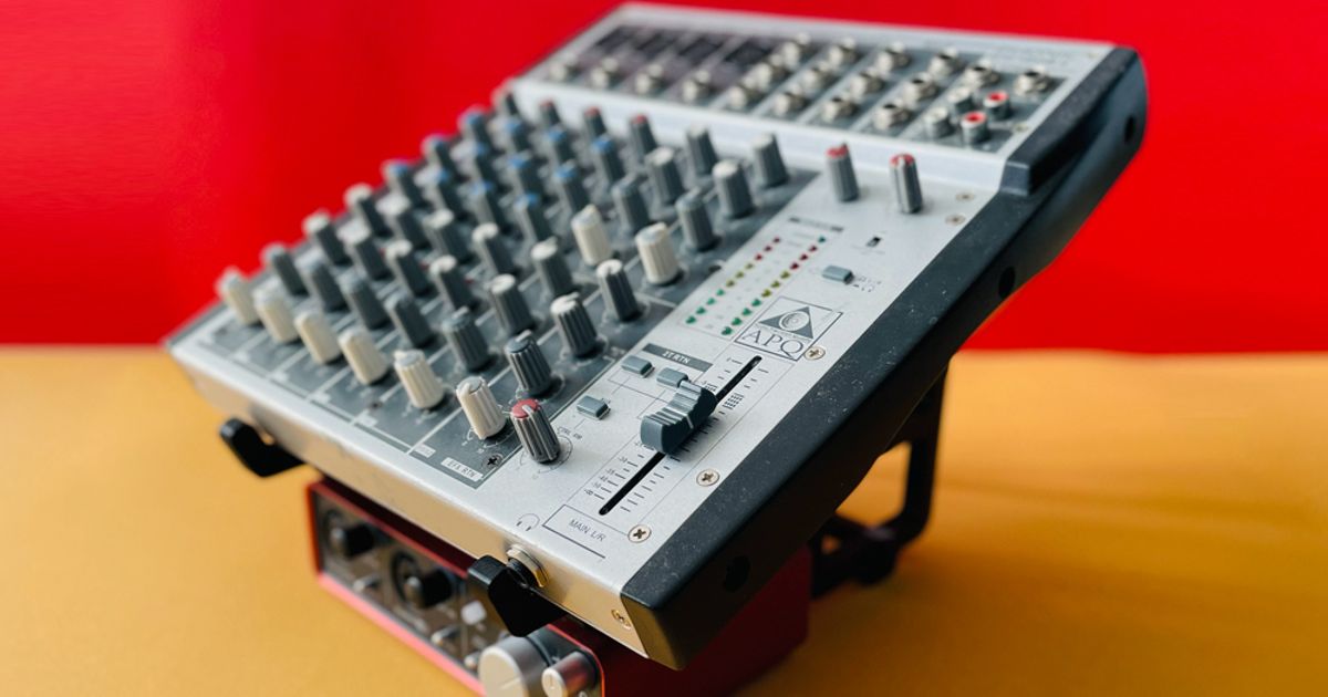 Mixer stand with Focusrite audio interface by Alessiodral Download