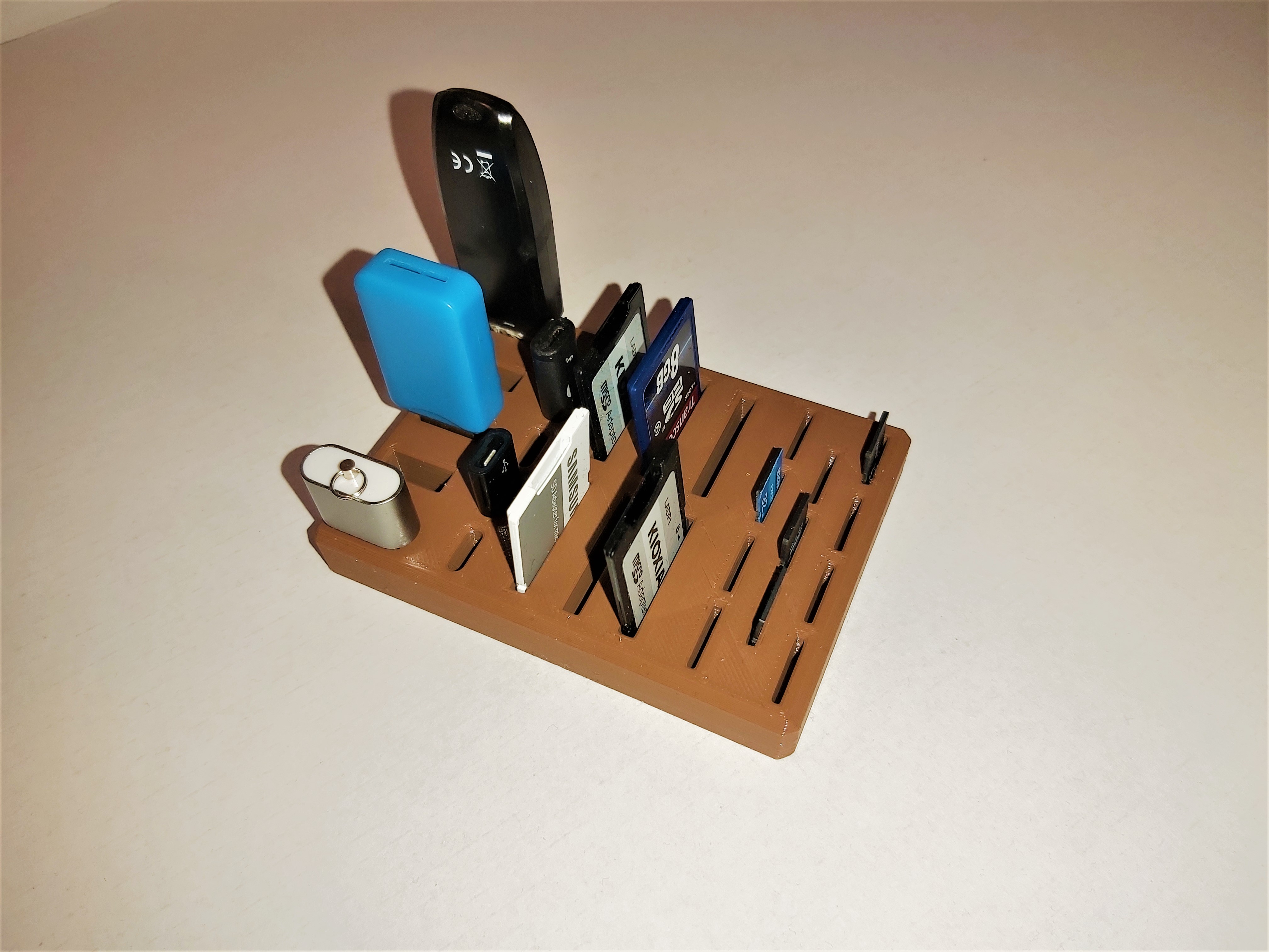 Stand for USB-Stick/USB-C-adapter/SD-card/MicroSD-card