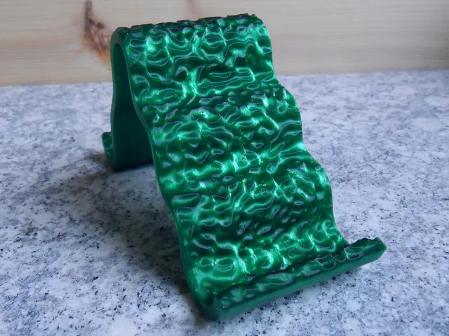 Curvy Textured Phone Stand "WAVES"