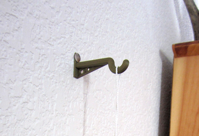 Thumbtack Hanger