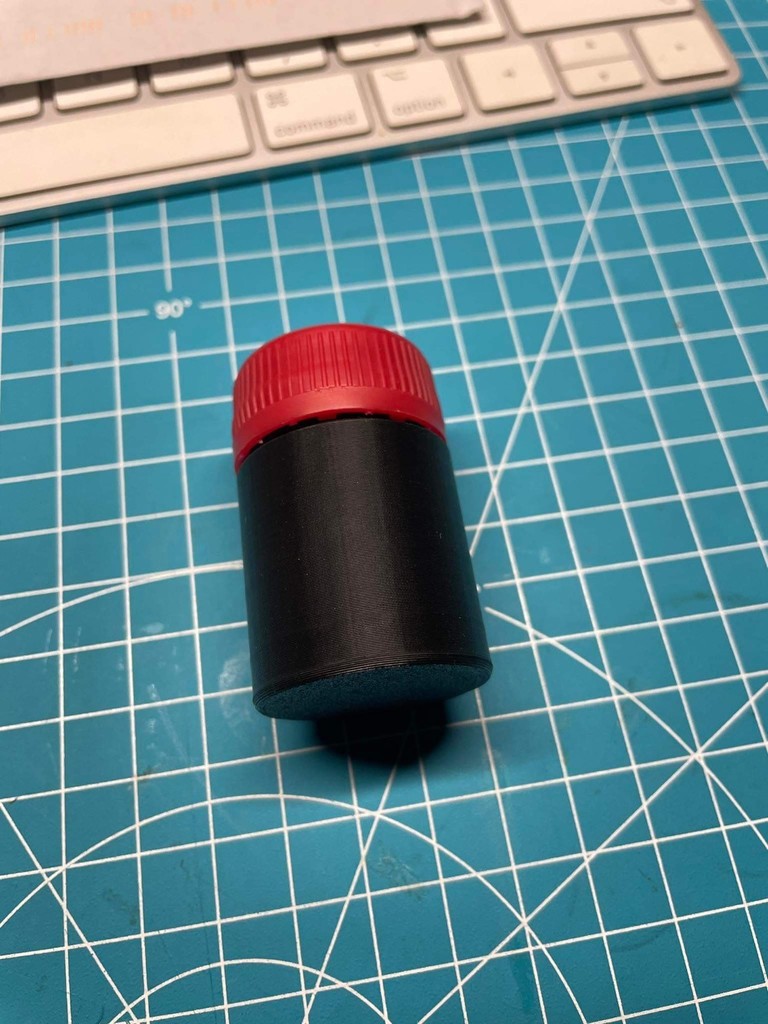 Miniatura 4 do modelo 3D Container with PET Bottle Cap