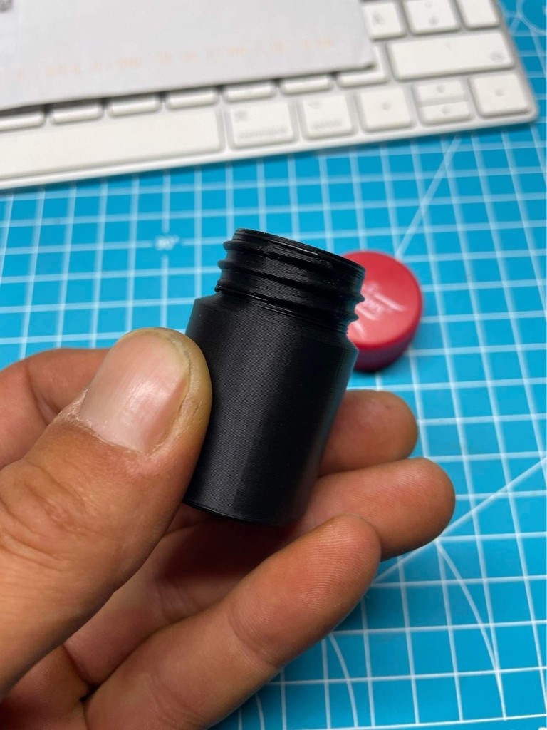 Miniatura 3 do modelo 3D Container with PET Bottle Cap