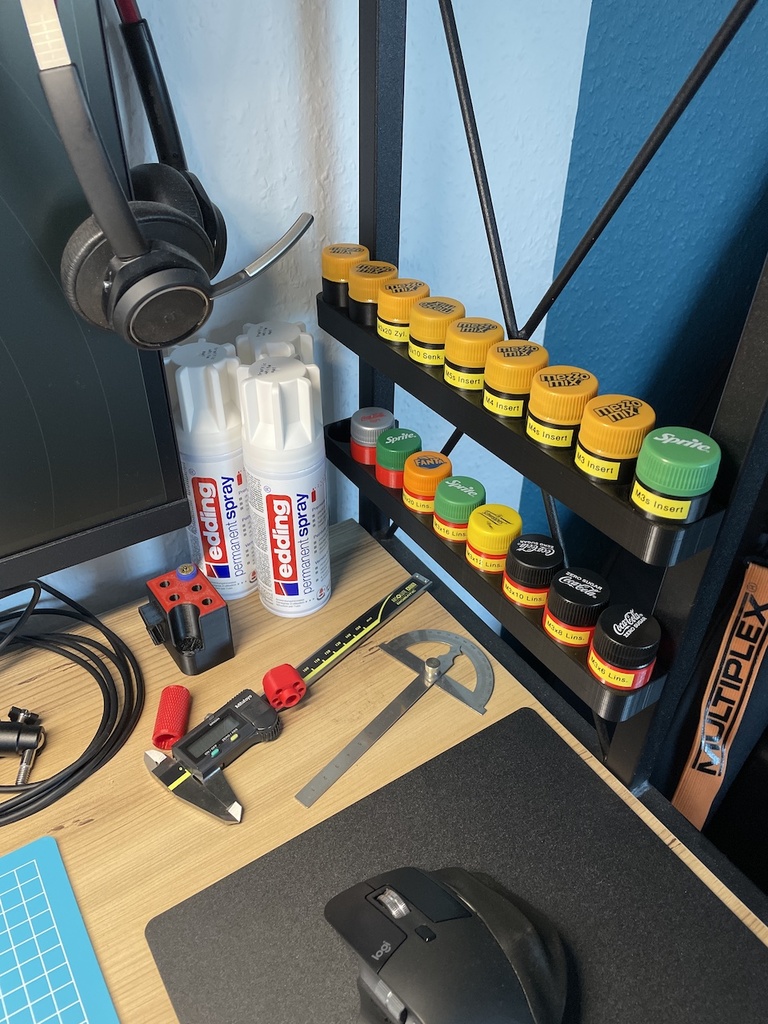 Miniatura 5 do modelo 3D Container with PET Bottle Cap