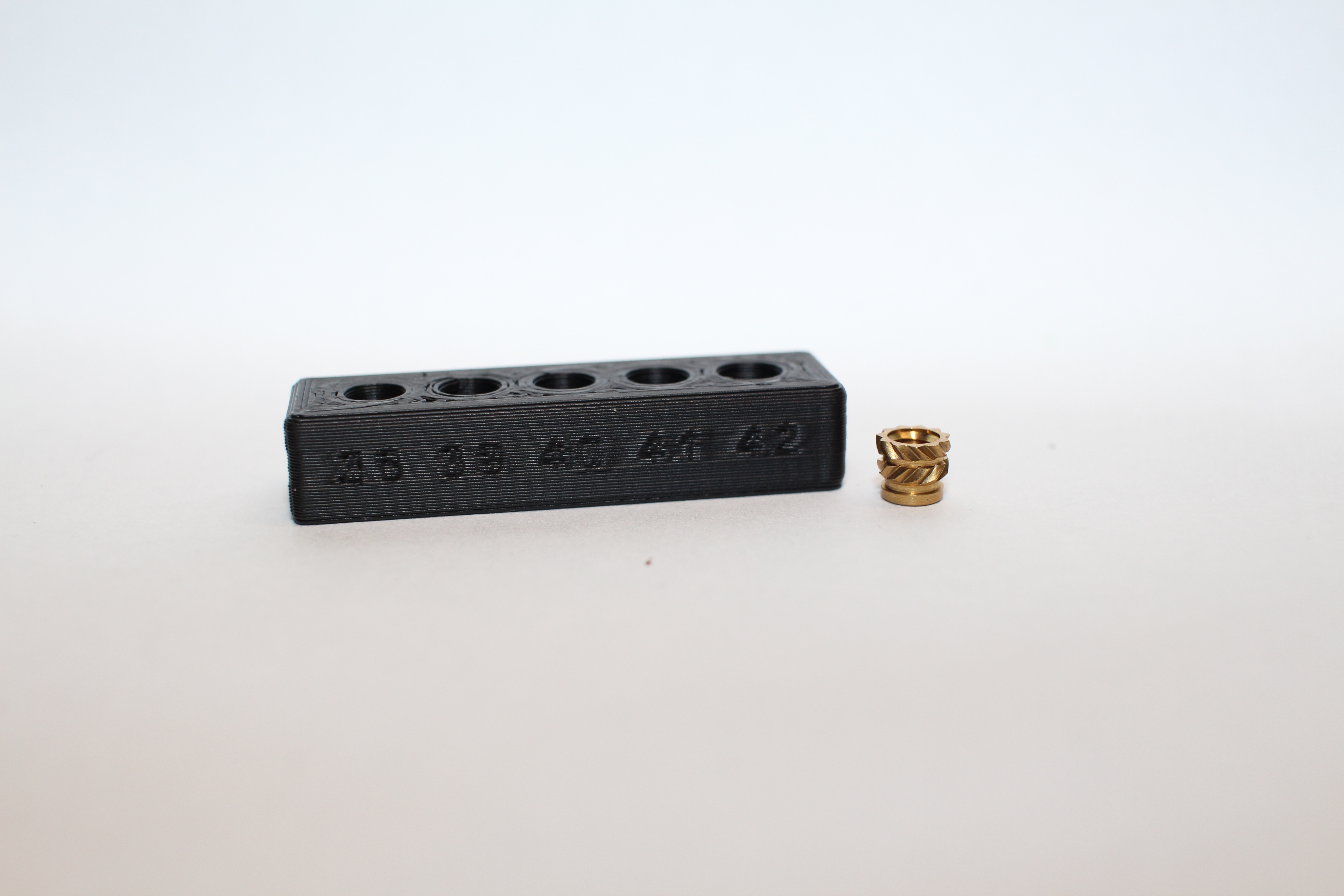 Miniatura 2 do modelo 3D Threaded Inserts Tolerance Test M3 (normal and short)