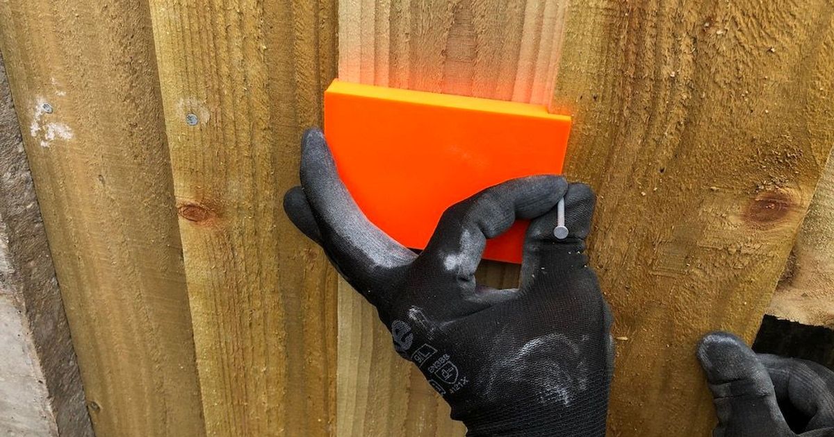 Alignment Guide for a Feather Edge Fence (or a Close Board Fence) by