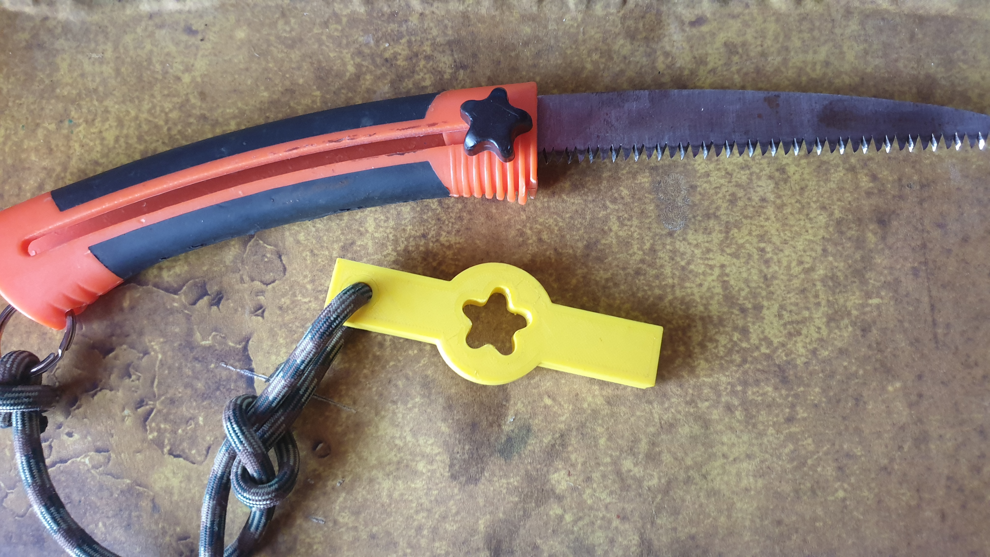 tightening gadget for a pruning/gardening saw