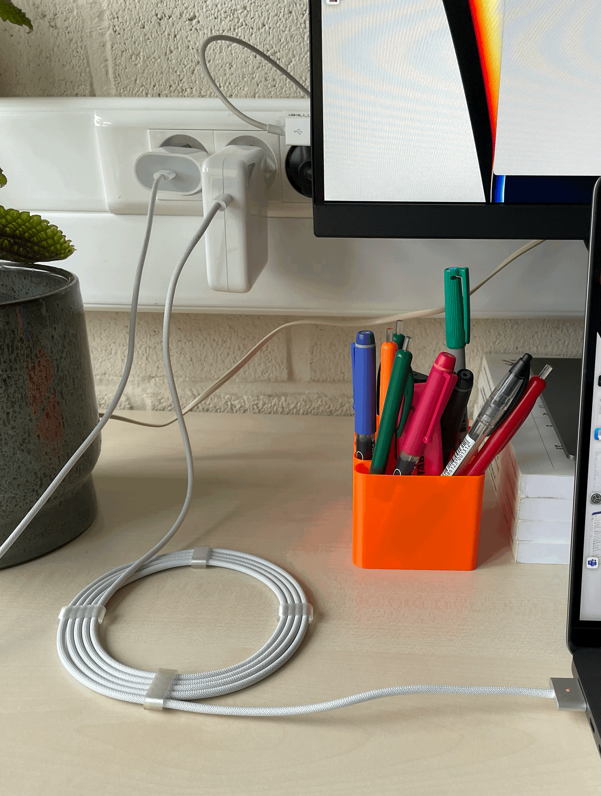 Miniatura 2 do modelo 3D Parametric MacBook cable clip