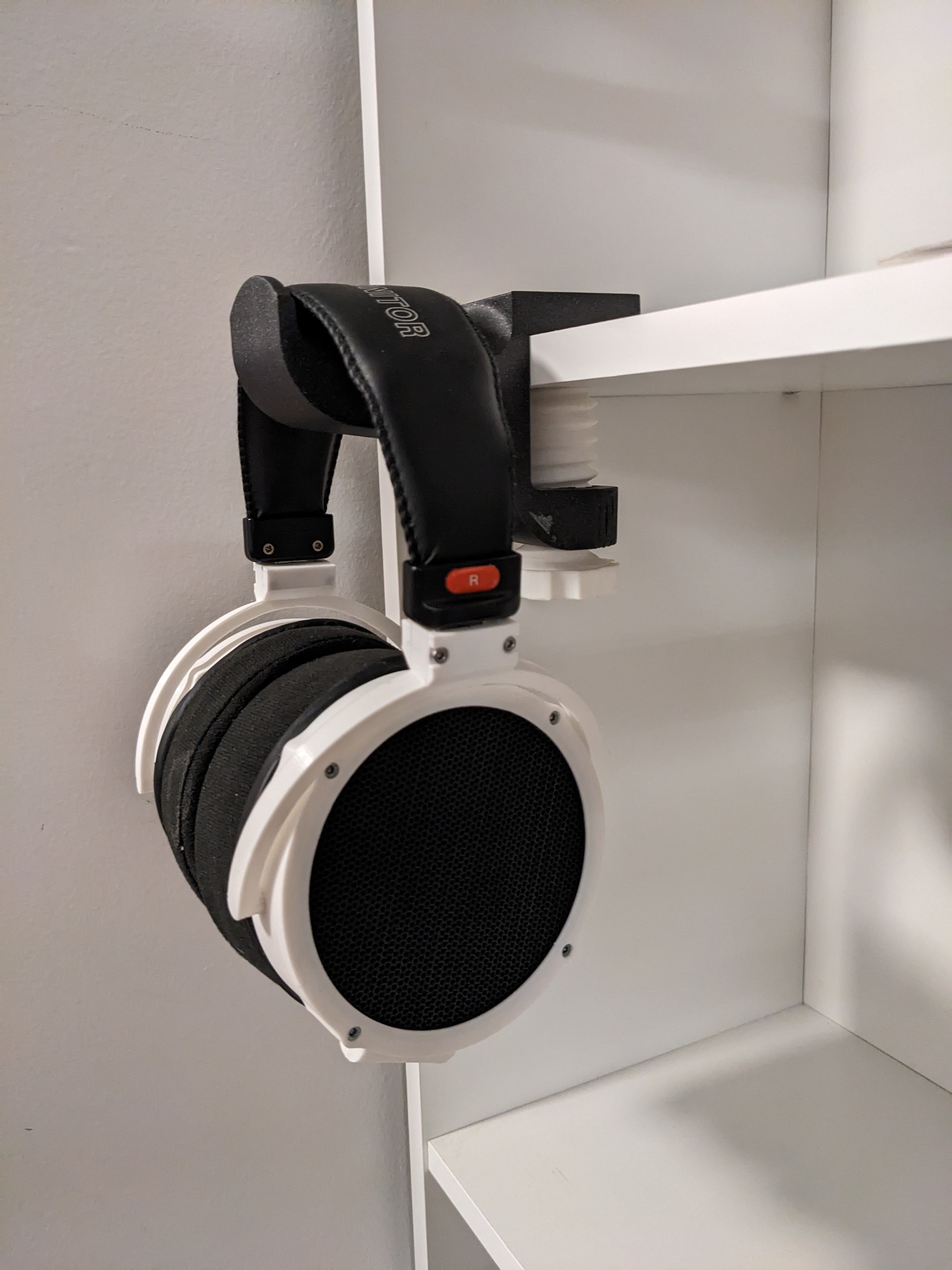 Headphone holder with screw