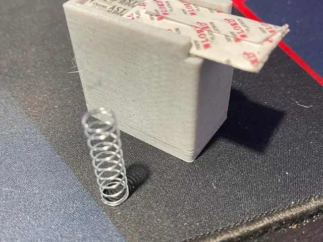 Safety razor blade dispenser with spring
