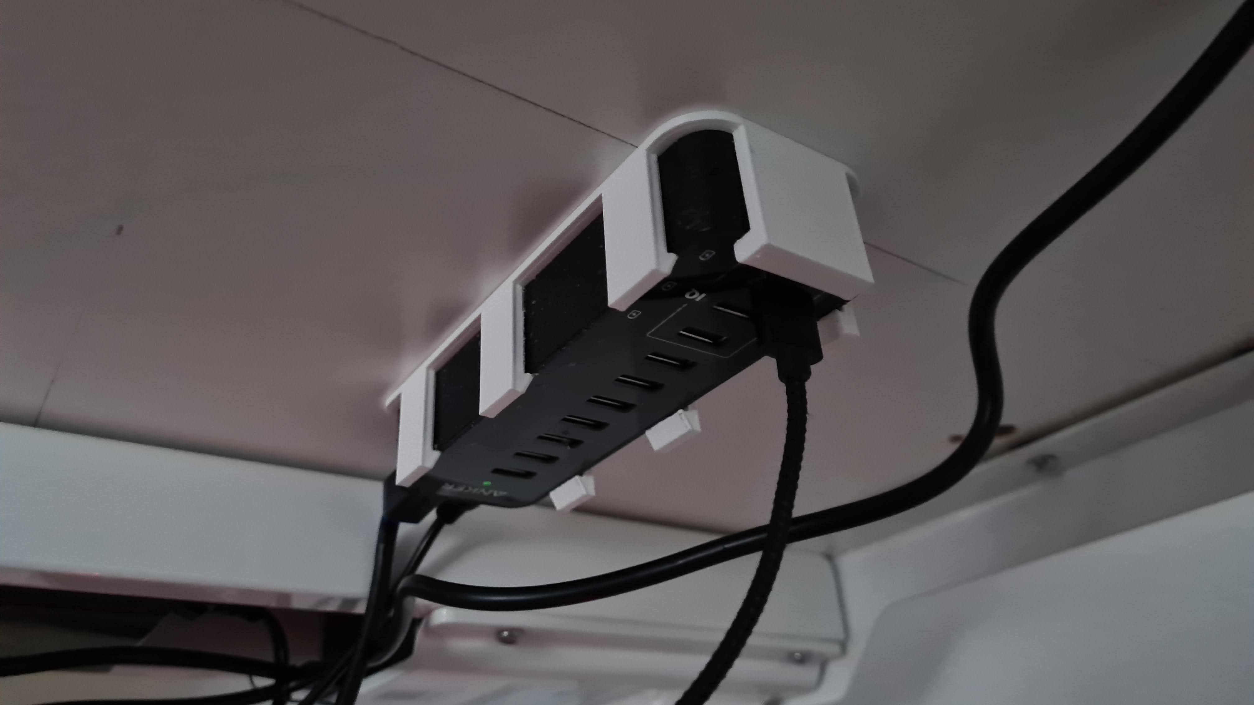 Anker 7+3 USB Hub mount