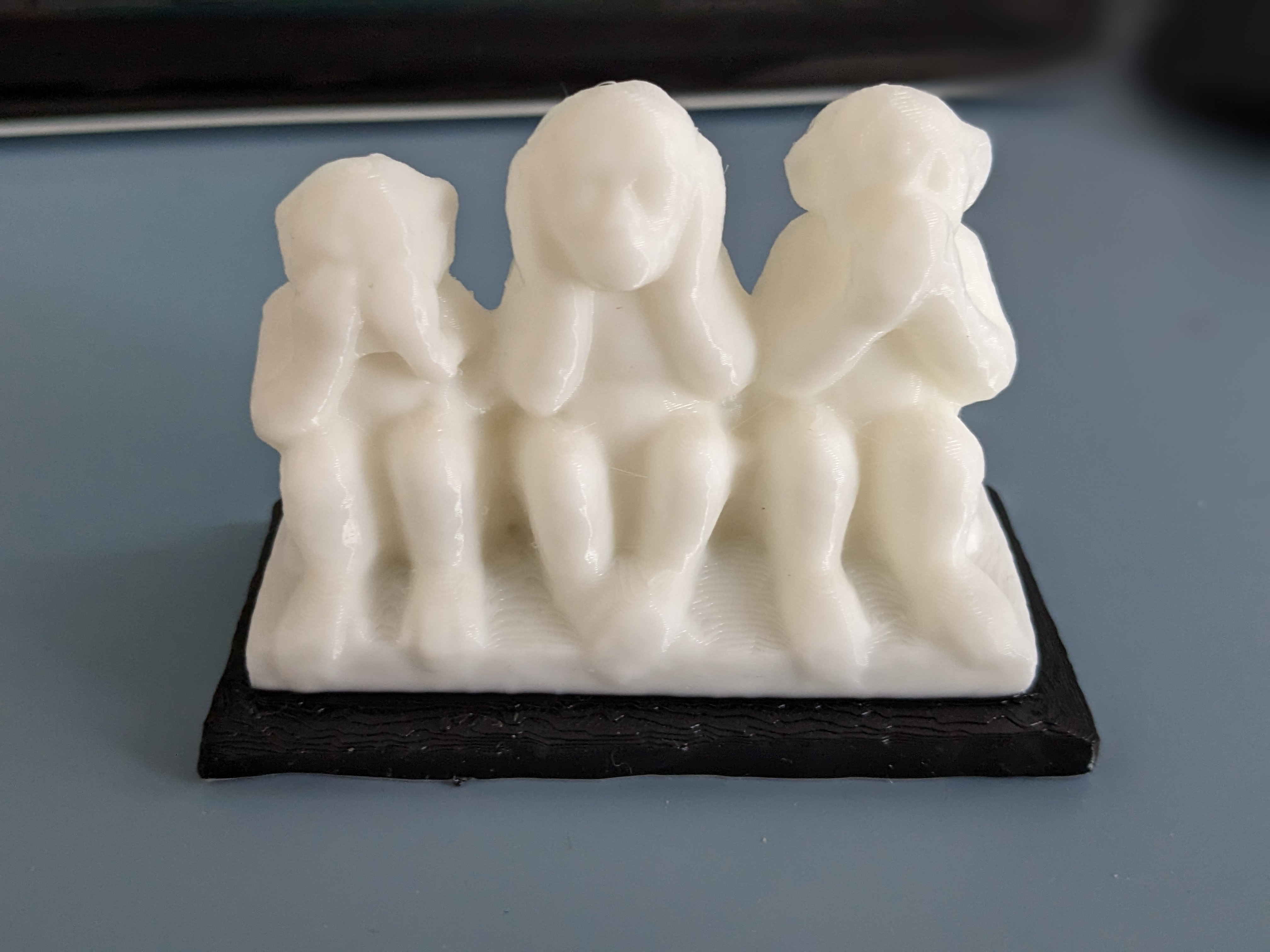 3 monkeys statue