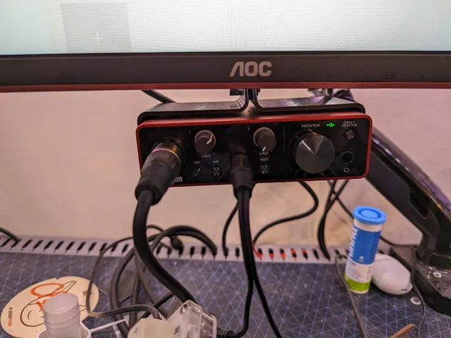Scarlett Solo Under-monitor Mount